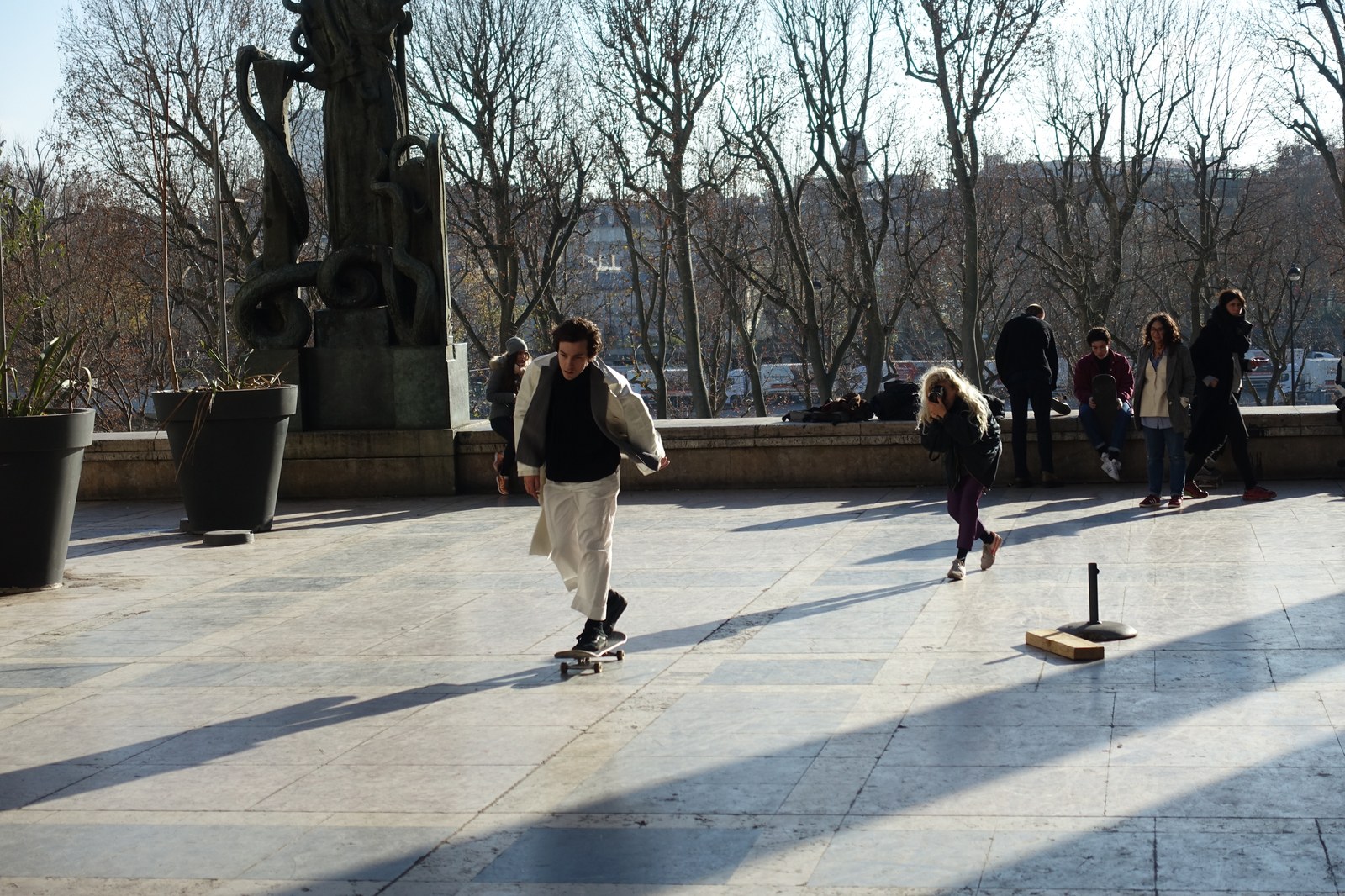 Skateurs poussant sur l'esplanade en marbre du Palais de Tokyo, le spot du Dôme à Paris