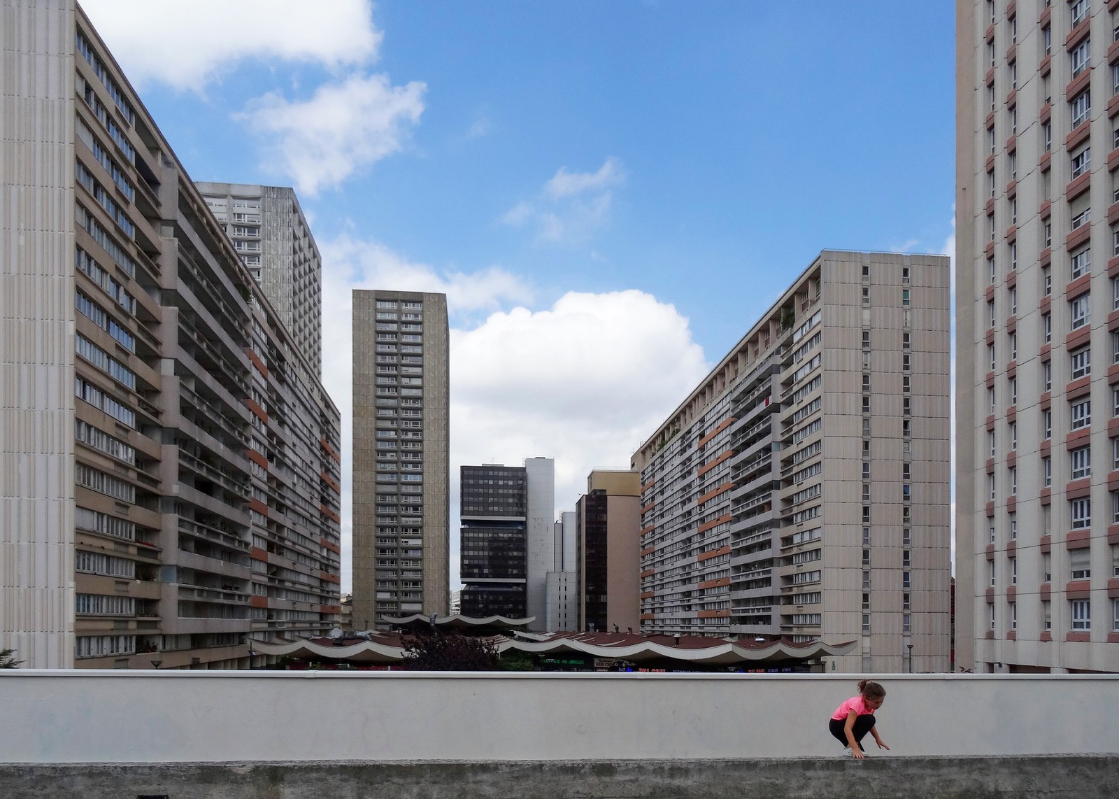 Dalle piétonne des Olympiades dans le 13e arrondissement de Paris, béton et tours