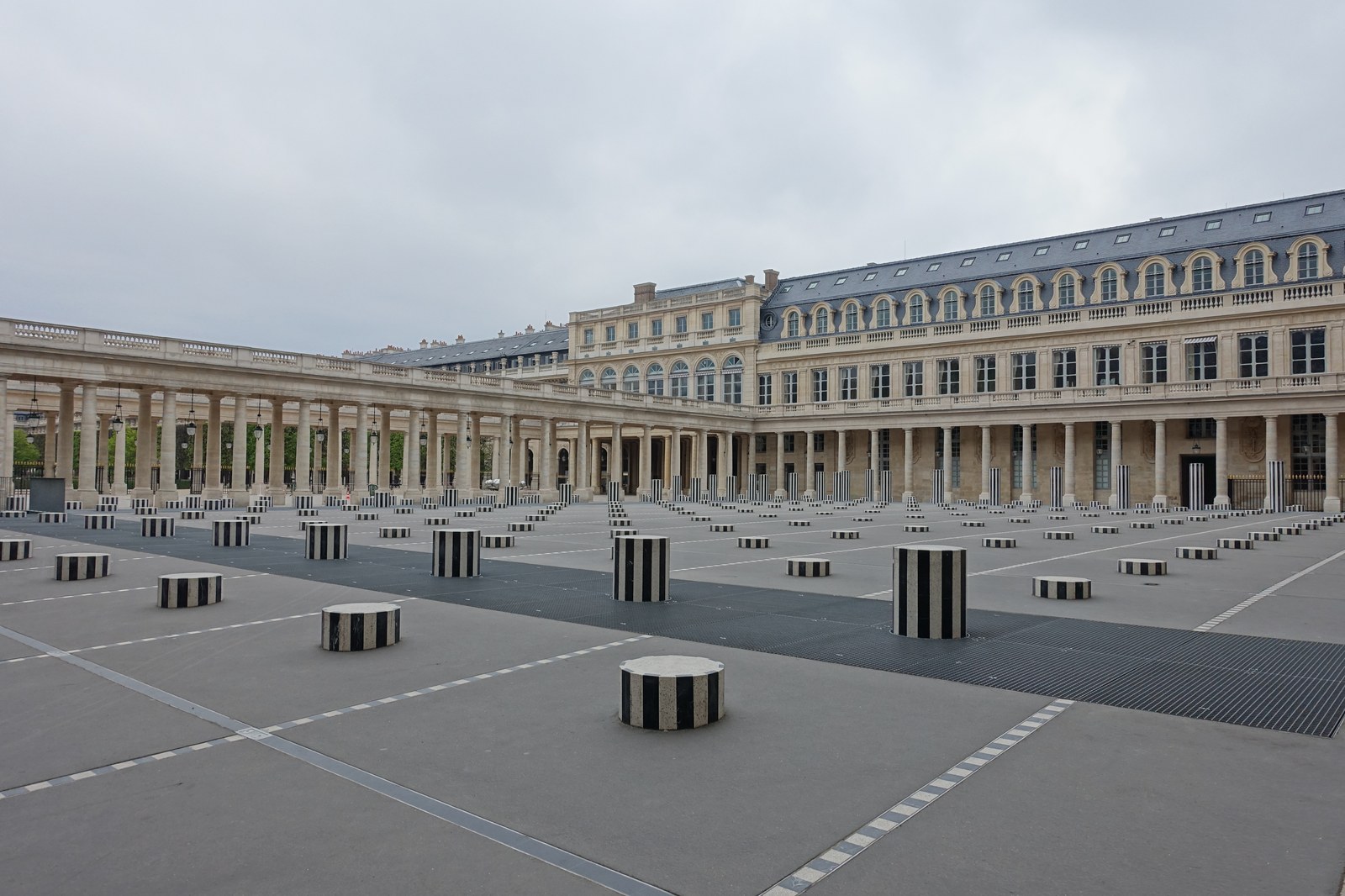 Les colonnes de Buren dans la cour du Palais-Royal à Paris, sol en marbre rayé