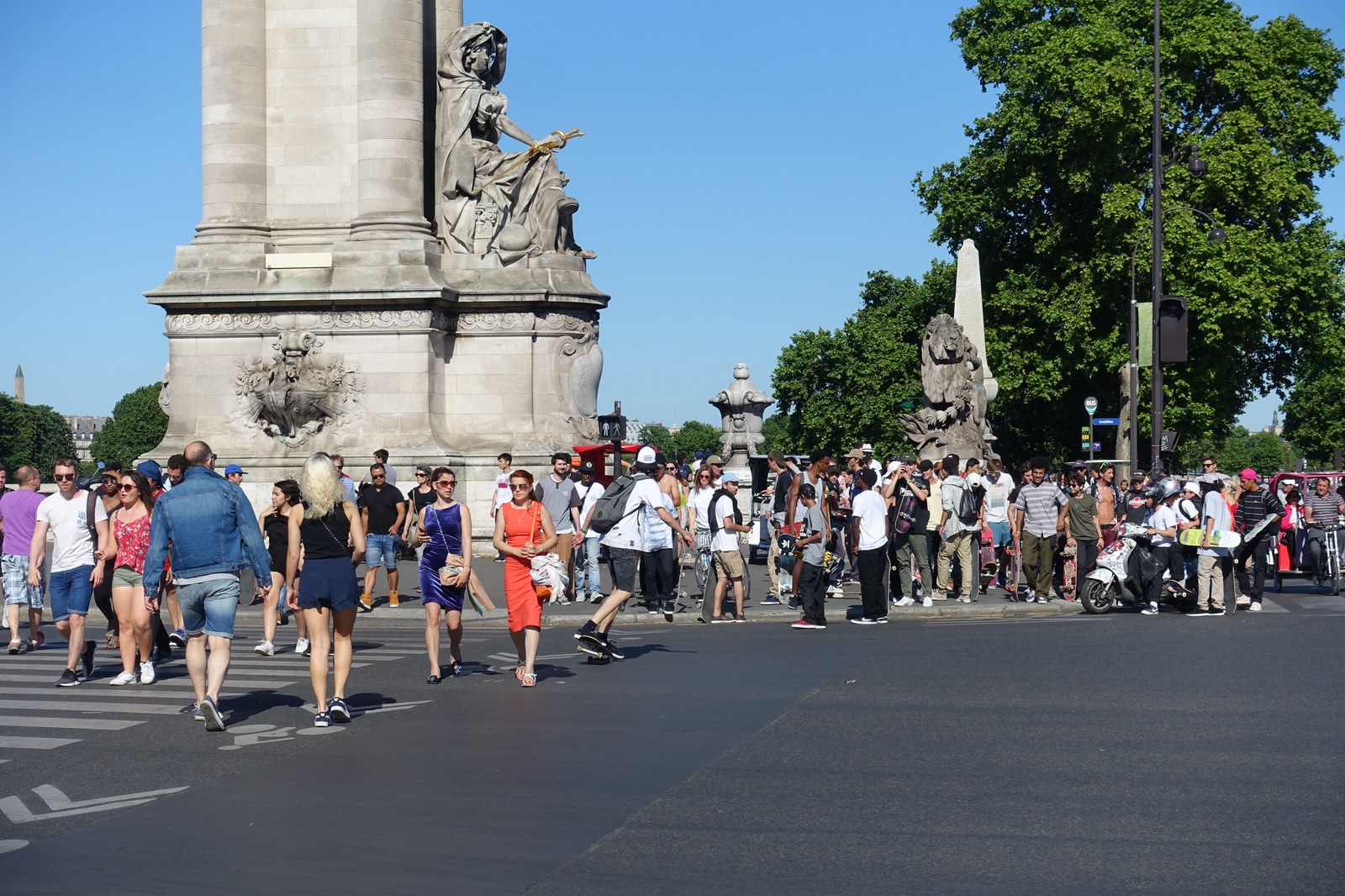 Rassemblement de skateurs au pied du pont Alexandre III sur les berges de Seine à Paris