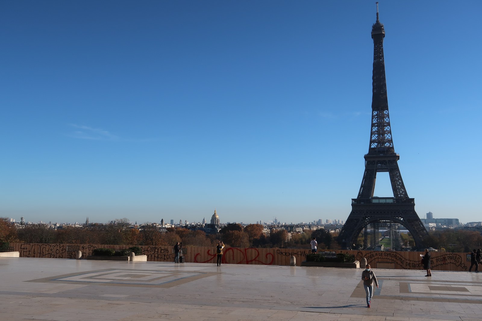 Parvis en pierre du Trocadéro face à la tour Eiffel, spot de skate du 16e arrondissement