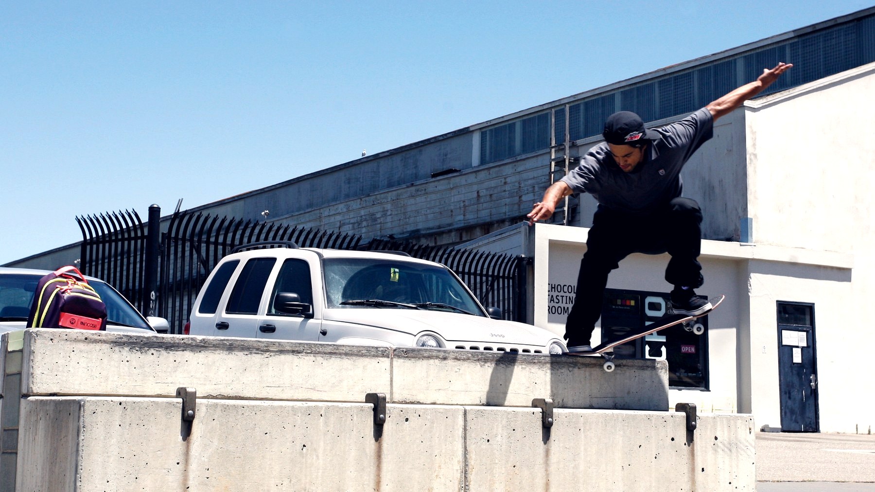 Paul Rodriguez en crooked grind sur un bloc béton dans la rue à San Francisco
