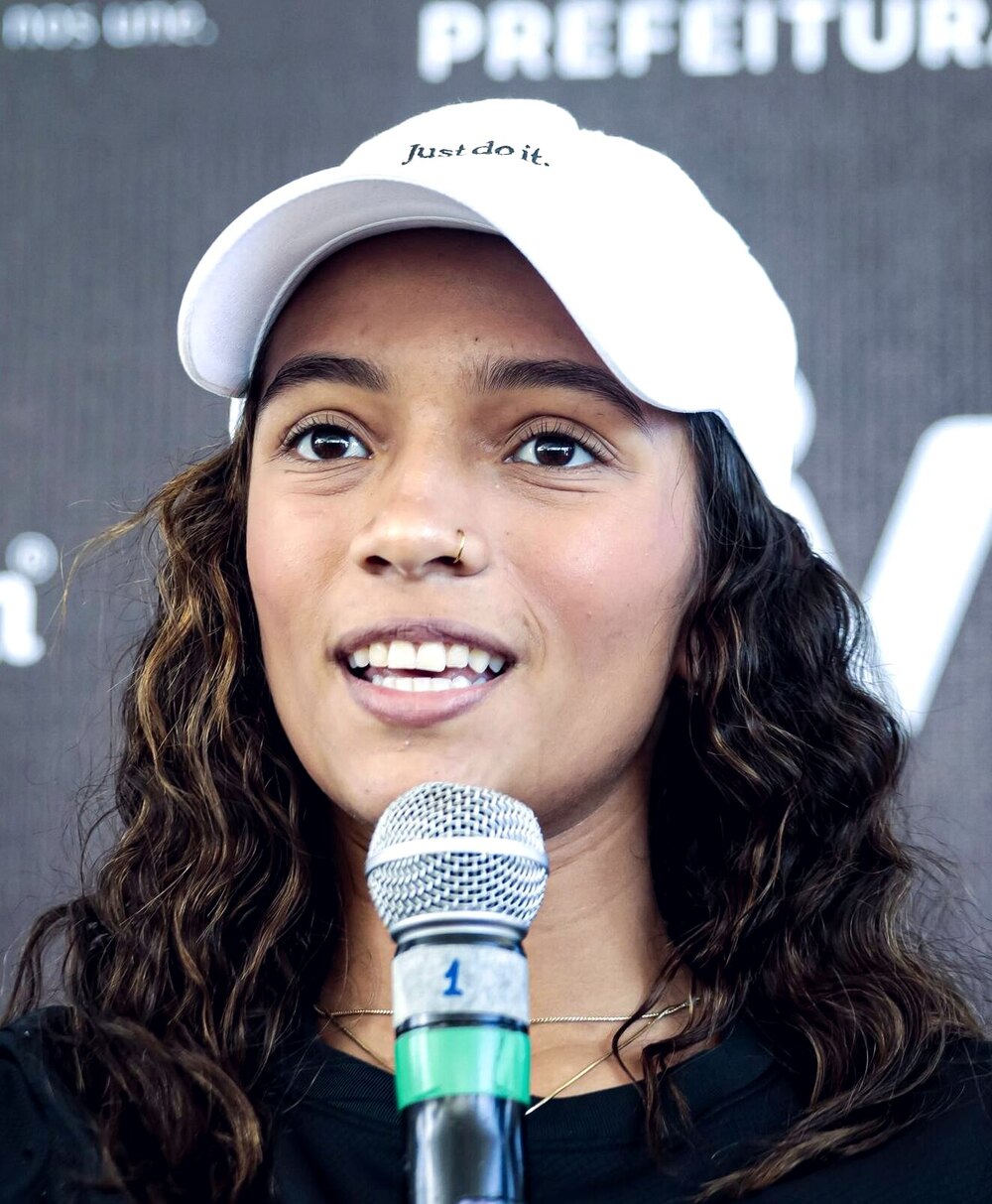 Rayssa Leal en 2025, casquette blanche, en conférence de presse