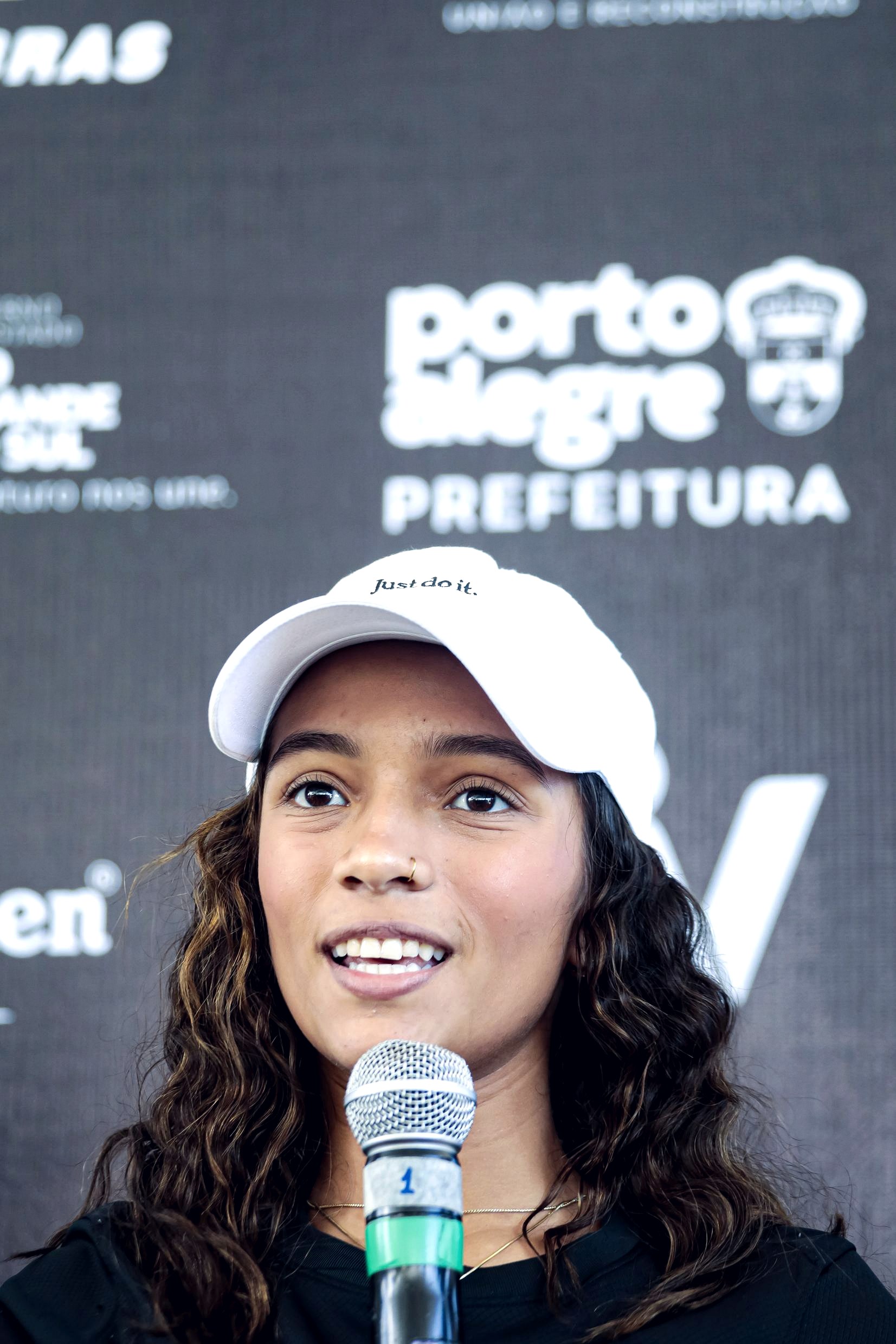 Rayssa Leal souriante au micro lors du STU Pro Tour de Porto Alegre en mars 2025