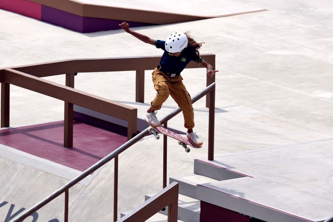 Rayssa Leal en boardslide sur un rail lors de l’épreuve de street des Jeux de Tokyo 2021