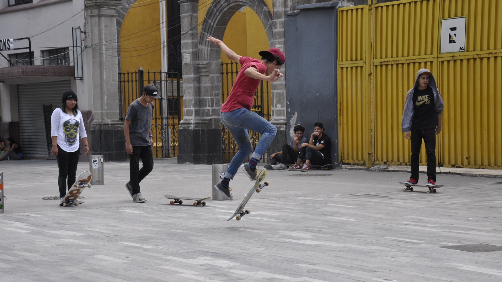 Skateur en l&rsquo;air au milieu d&rsquo;une session, les autres attendent leur tour