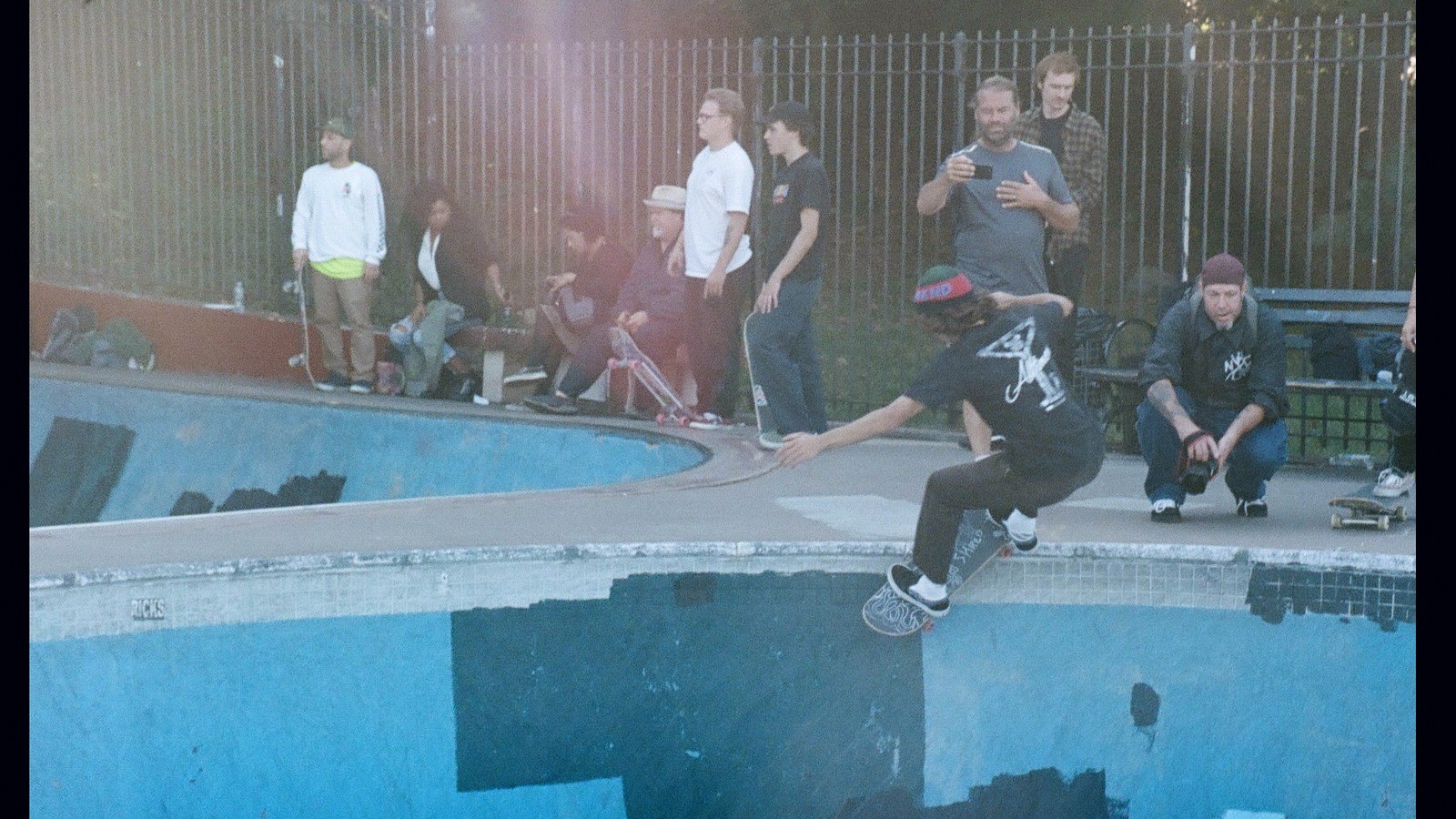 Skateur en grind sur le coping dans la partie profonde d&rsquo;une piscine en béton