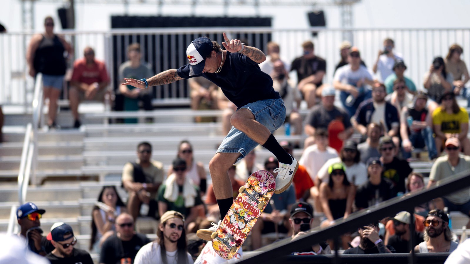 Skateur en contest de street international, run devant les tribunes