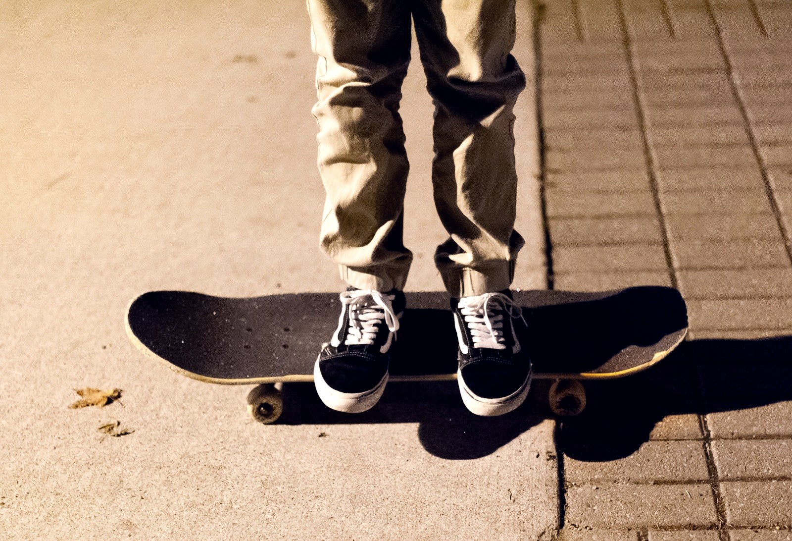 Chaussures posées sur un skateboard : la pointure déborde à peine de la largeur du deck