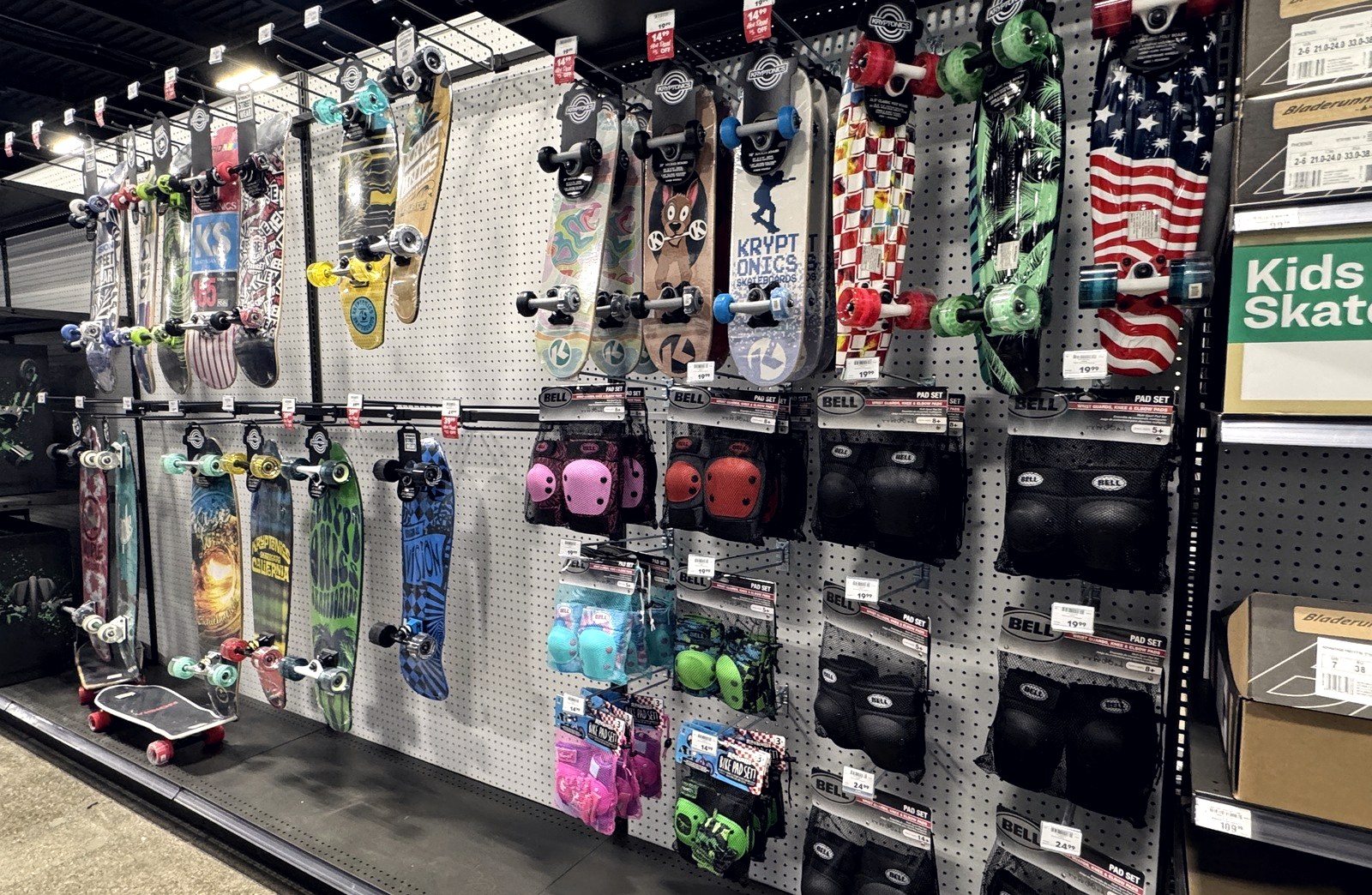 Rayon de skateboards enfant premier prix avec les étiquettes de prix visibles