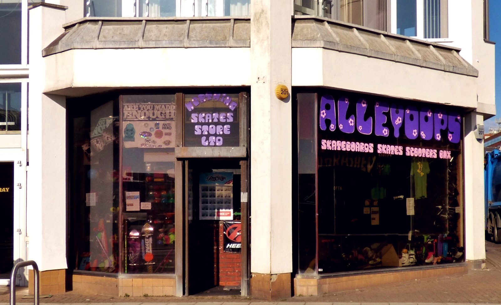Devanture d'un skateshop de quartier où acheter un skateboard pour enfant