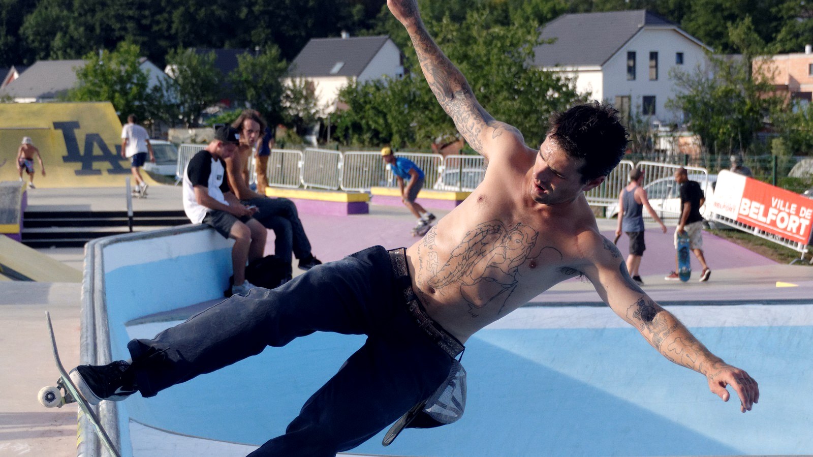 Skateur français en action dans un bowl en 2015, les quinze ans où le matériel de sport n'a pas bougé d'un centime