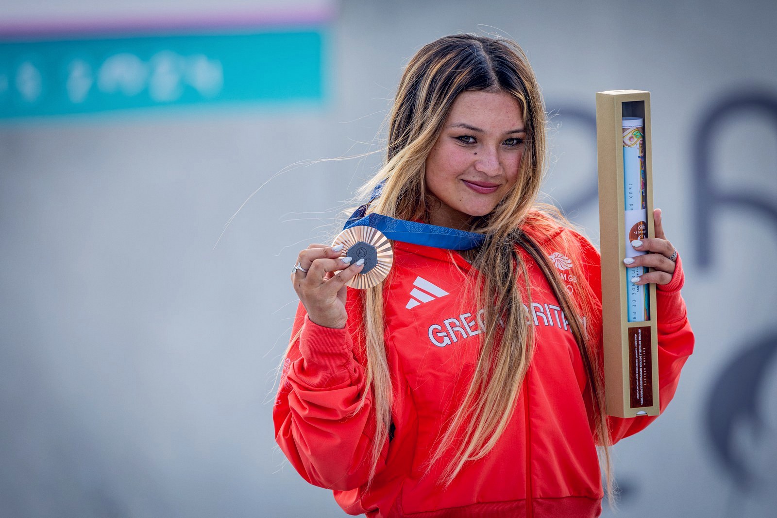 Sky Brown montre sa médaille de bronze du park femmes aux Jeux de Paris 2024