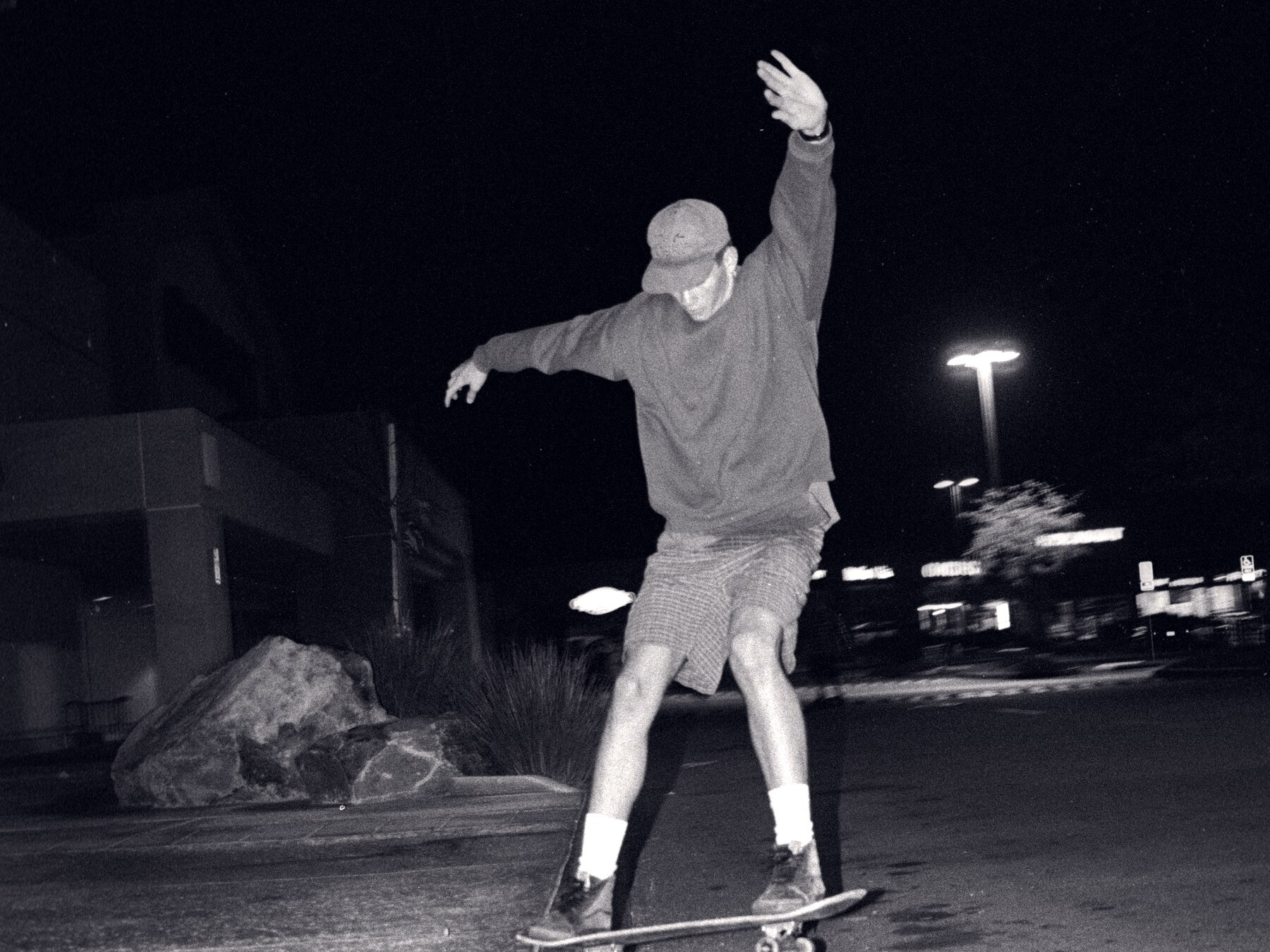 Skateur en slappy sur une bordure de parking la nuit, un trick qui se fait sans ollie