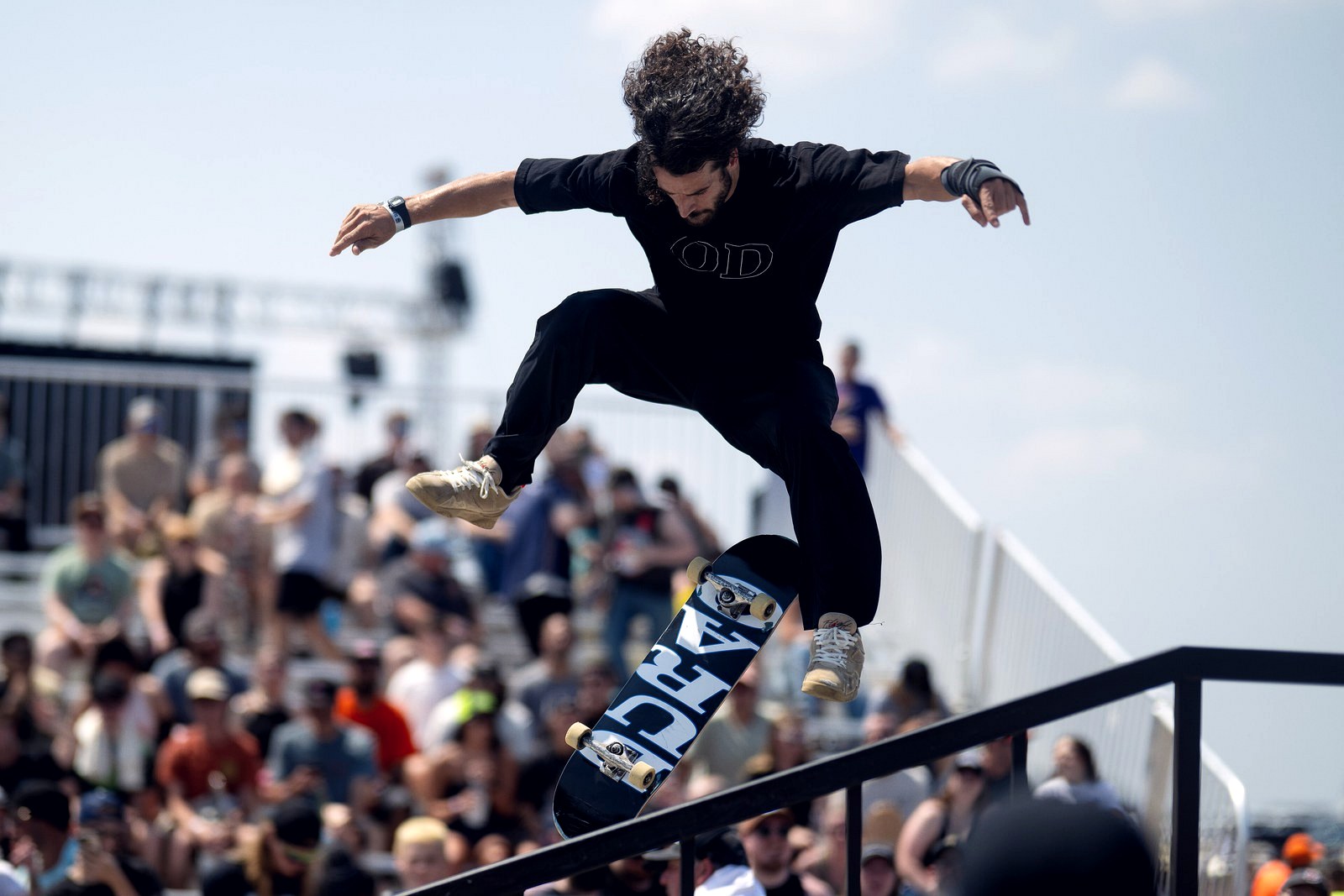 Un rider SLS en l'air au-dessus du rail devant des tribunes pleines : ce qui se joue vraiment le 3 octobre