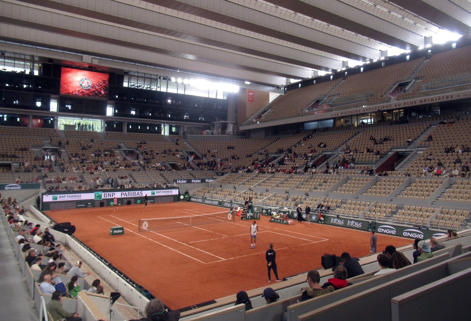 La terre battue du Court Philippe-Chatrier à Paris, recouverte par la plaza béton pour SLS Paris 2026