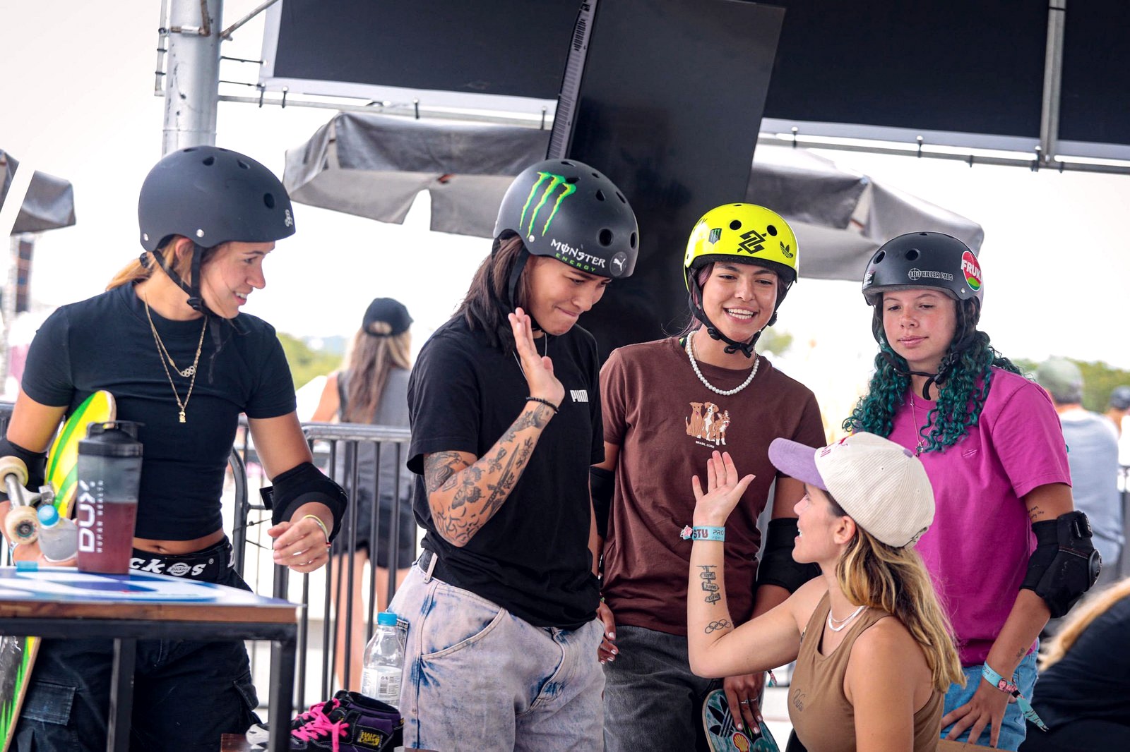 Rideuses casquées discutent au bord du parcours pendant les demi-finales du STU Pro Tour à Porto Alegre en mars 2025