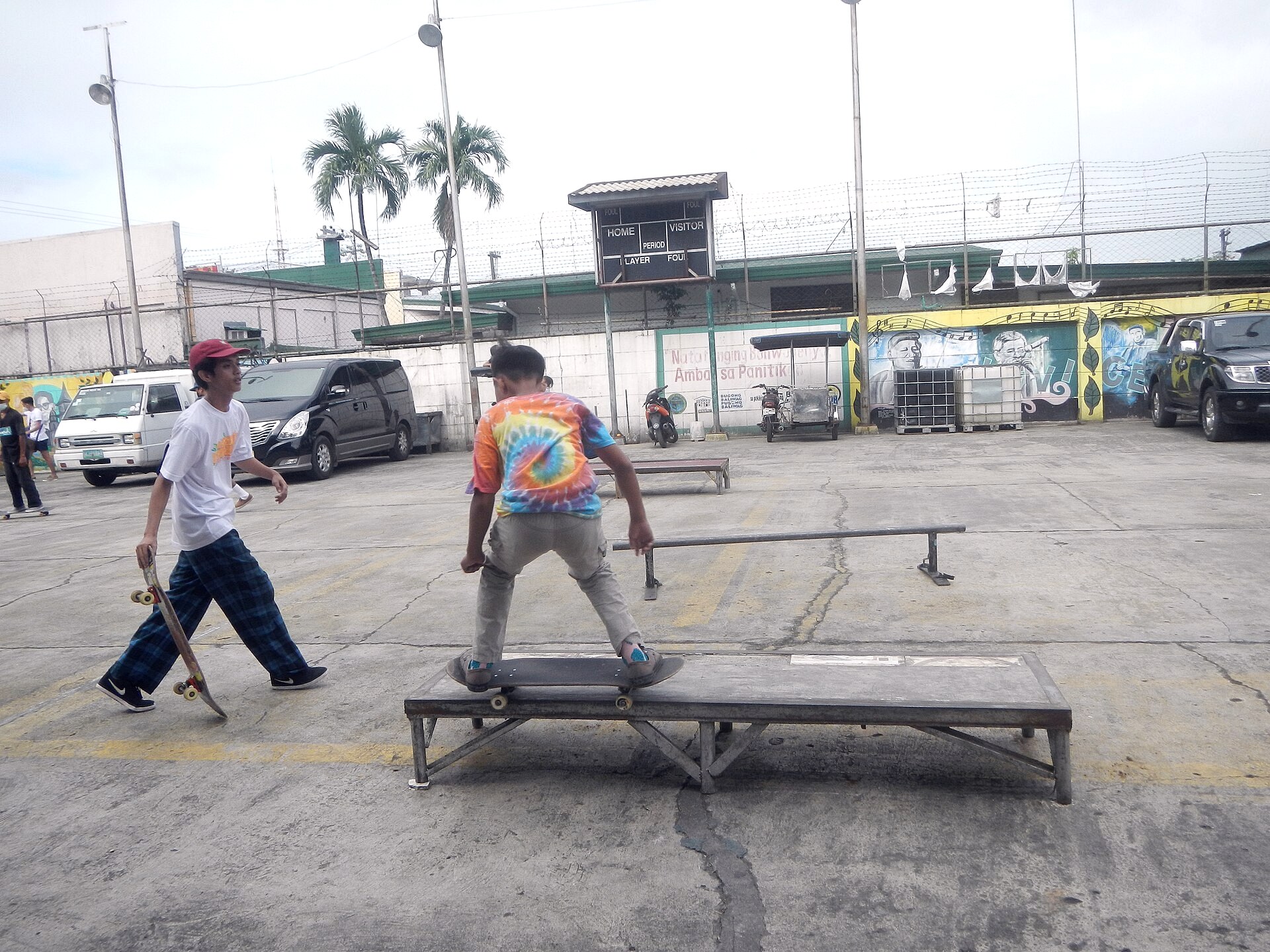 Un gamin en manual sur un module pendant un contest amateur, comme les catégories jeunes de Fontana