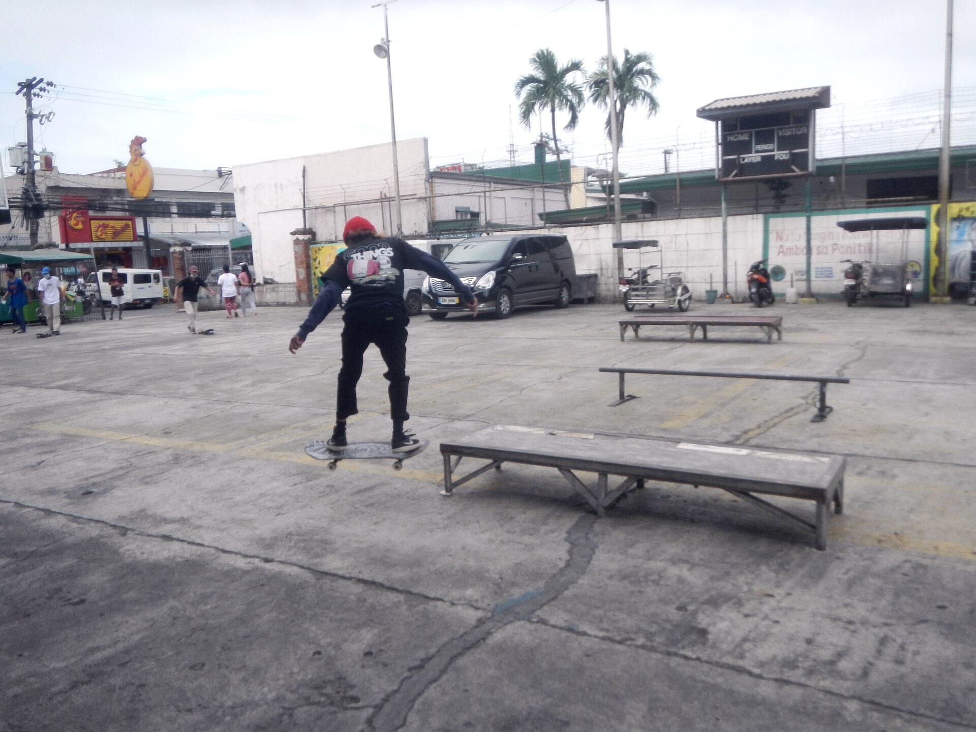 Rider qui lance son run sur le parcours street d'un contest amateur, comme les 7 riders de la catégorie reine à Fontana