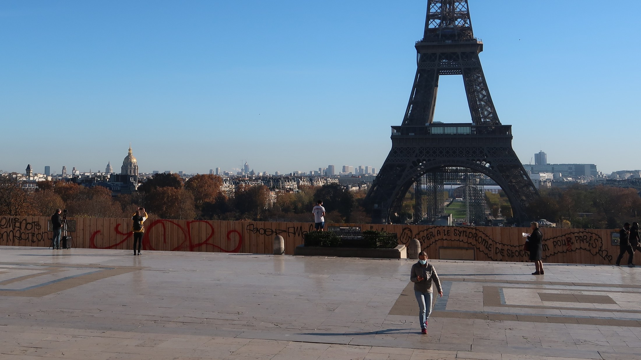Dalle du parvis du Trocadéro quasiment vide en matinée, la seule fenêtre pour skater le spot
