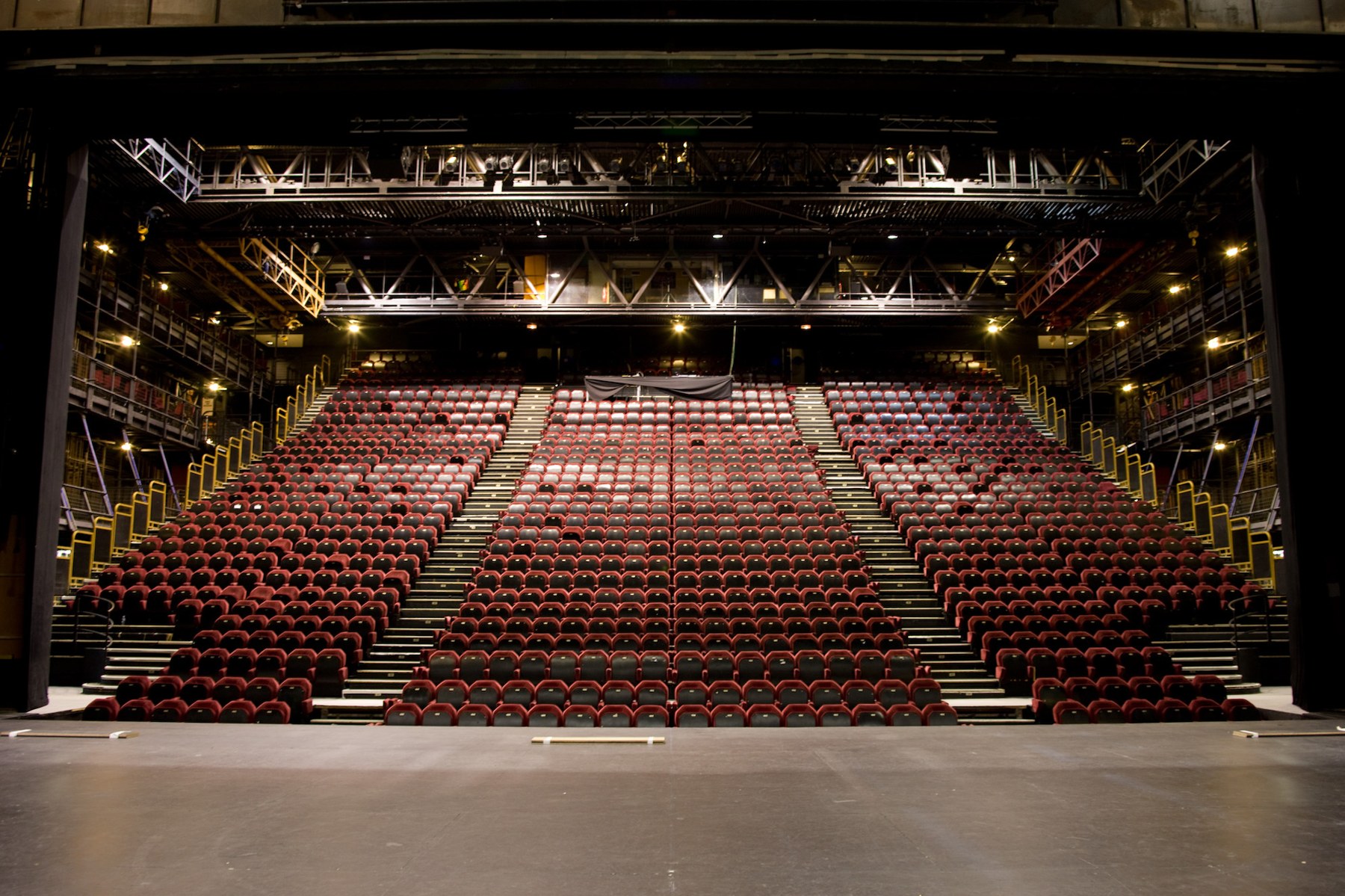 Salle Jean-Vilar du théâtre national de Chaillot, 1250 fauteuils situés sous la dalle du parvis du Trocadéro