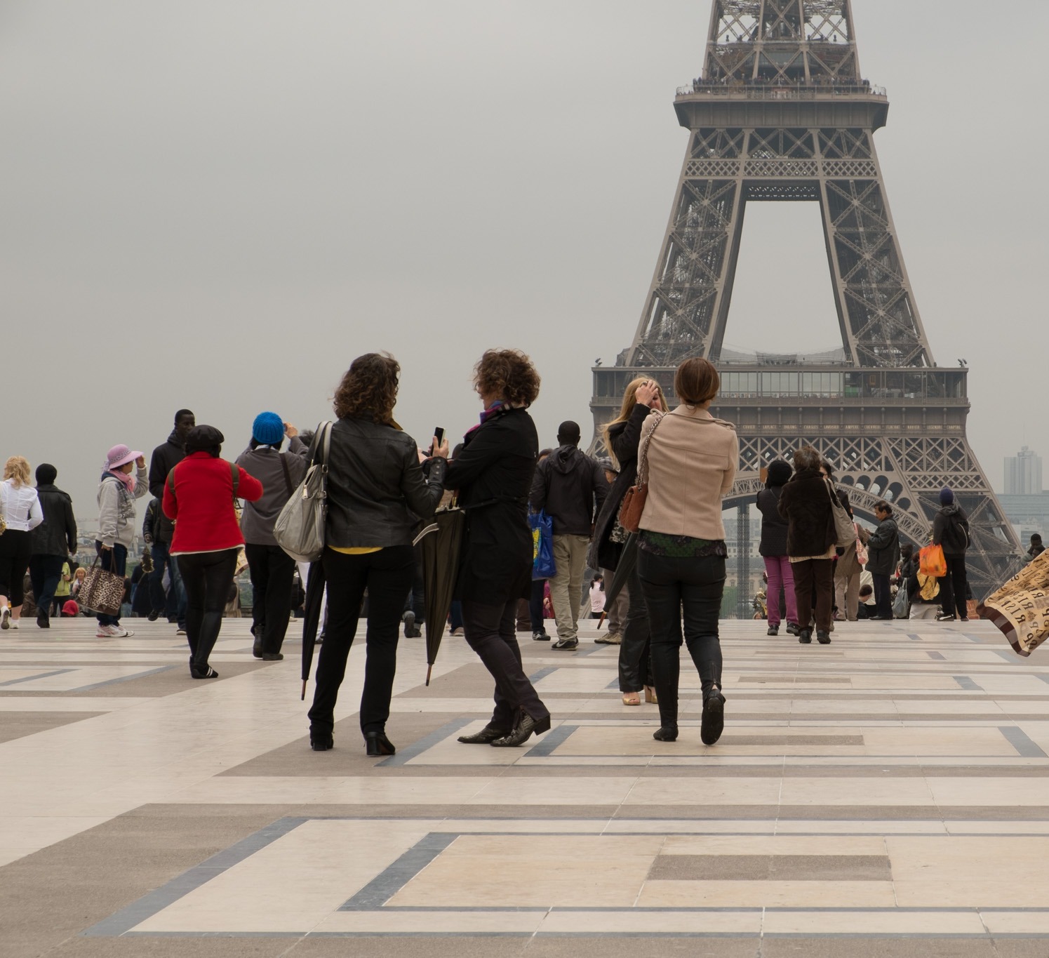 Foule de touristes sur la dalle du parvis du Trocadéro face à la tour Eiffel, l'obstacle numéro un du spot