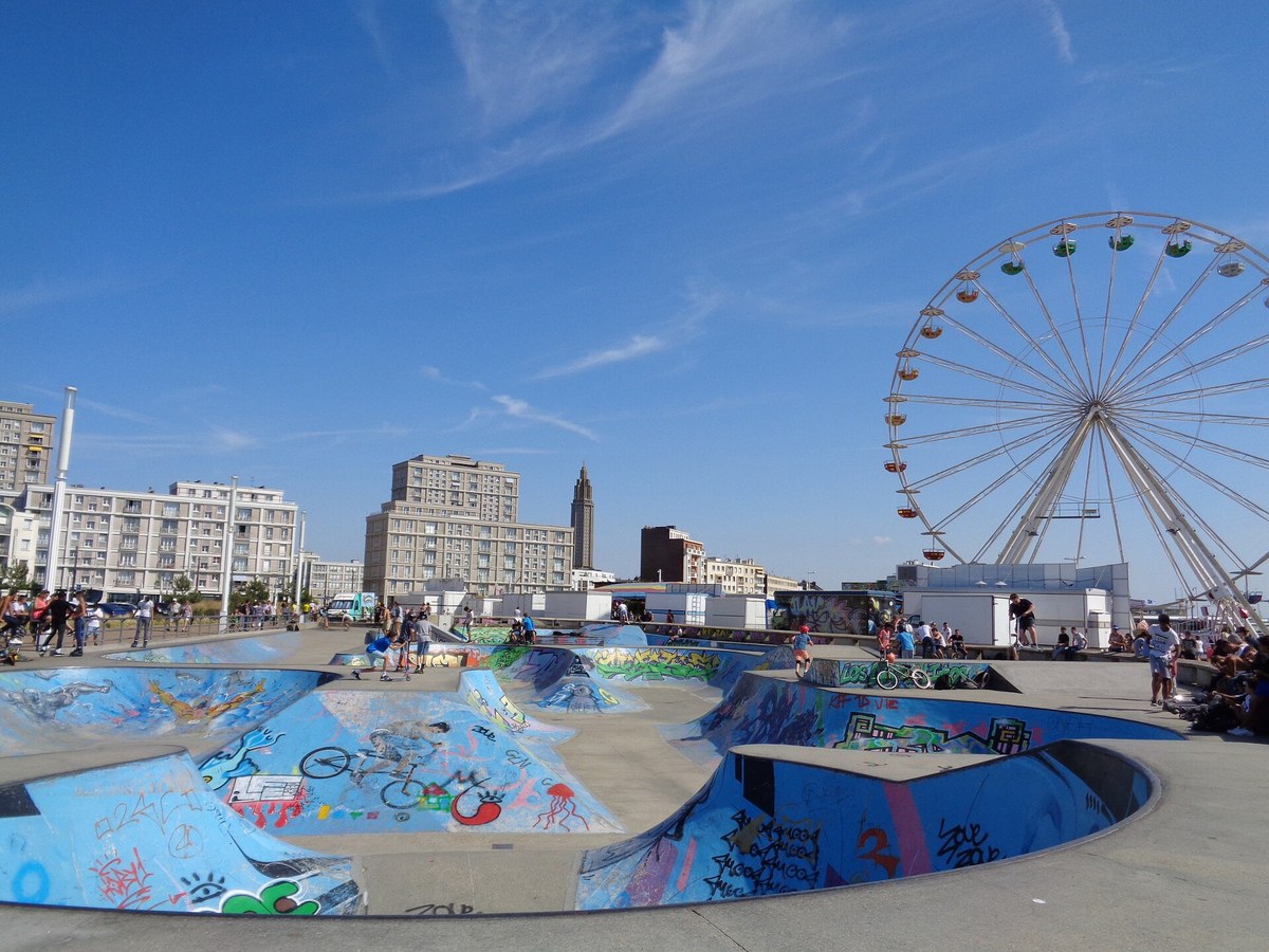 Le skatepark du boulevard Albert 1er au Havre, bowls en béton face à la mer, tour Perret en arrière-plan
