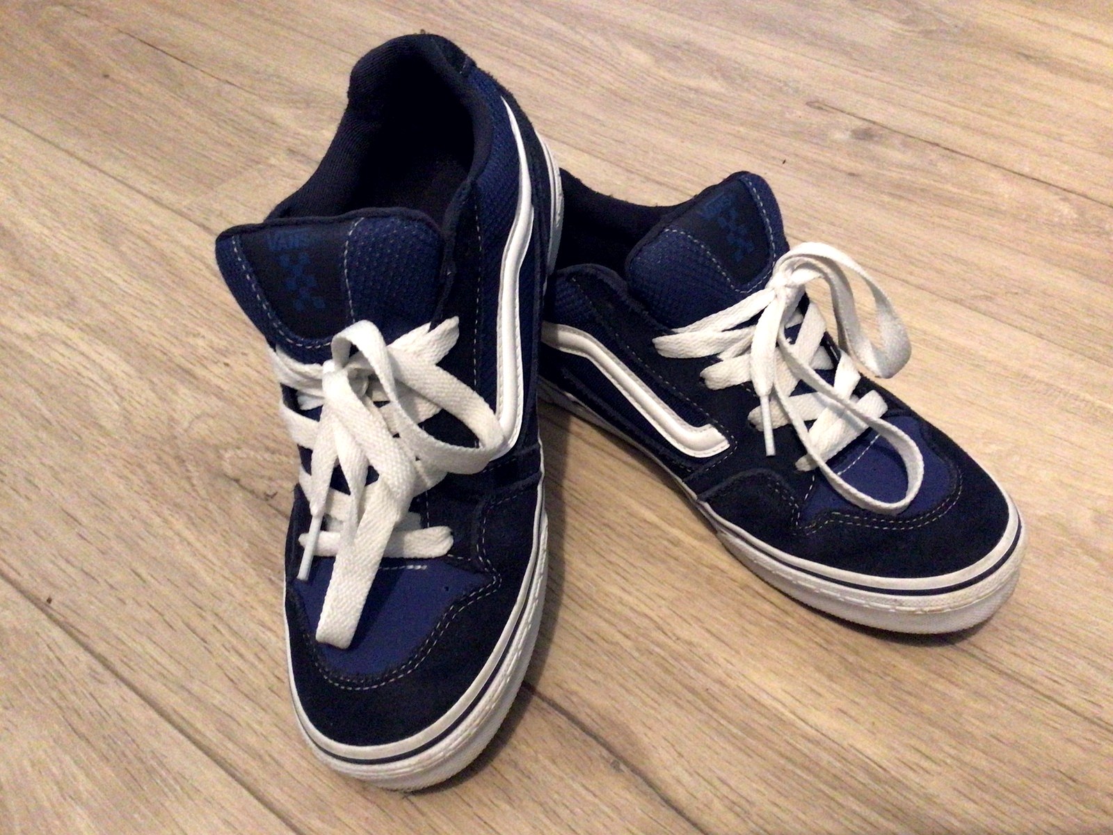 Paire de Vans navy portée, le coloris du dernier drop du pack Old Skool 36 Souvenir à 140 €