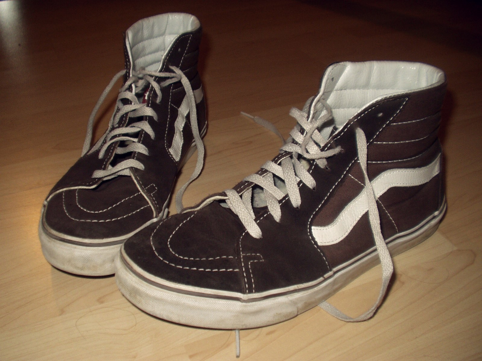 Sidestripe blanche sur une Vans en daim, la signature dessinée sur le modèle Vans #36 devenu Old Skool