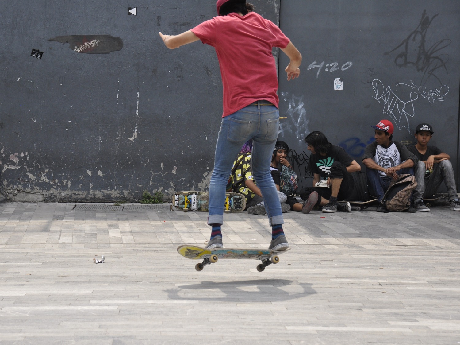 La planche fait ses 180 degrés de rotation sous le skateur pendant un varial