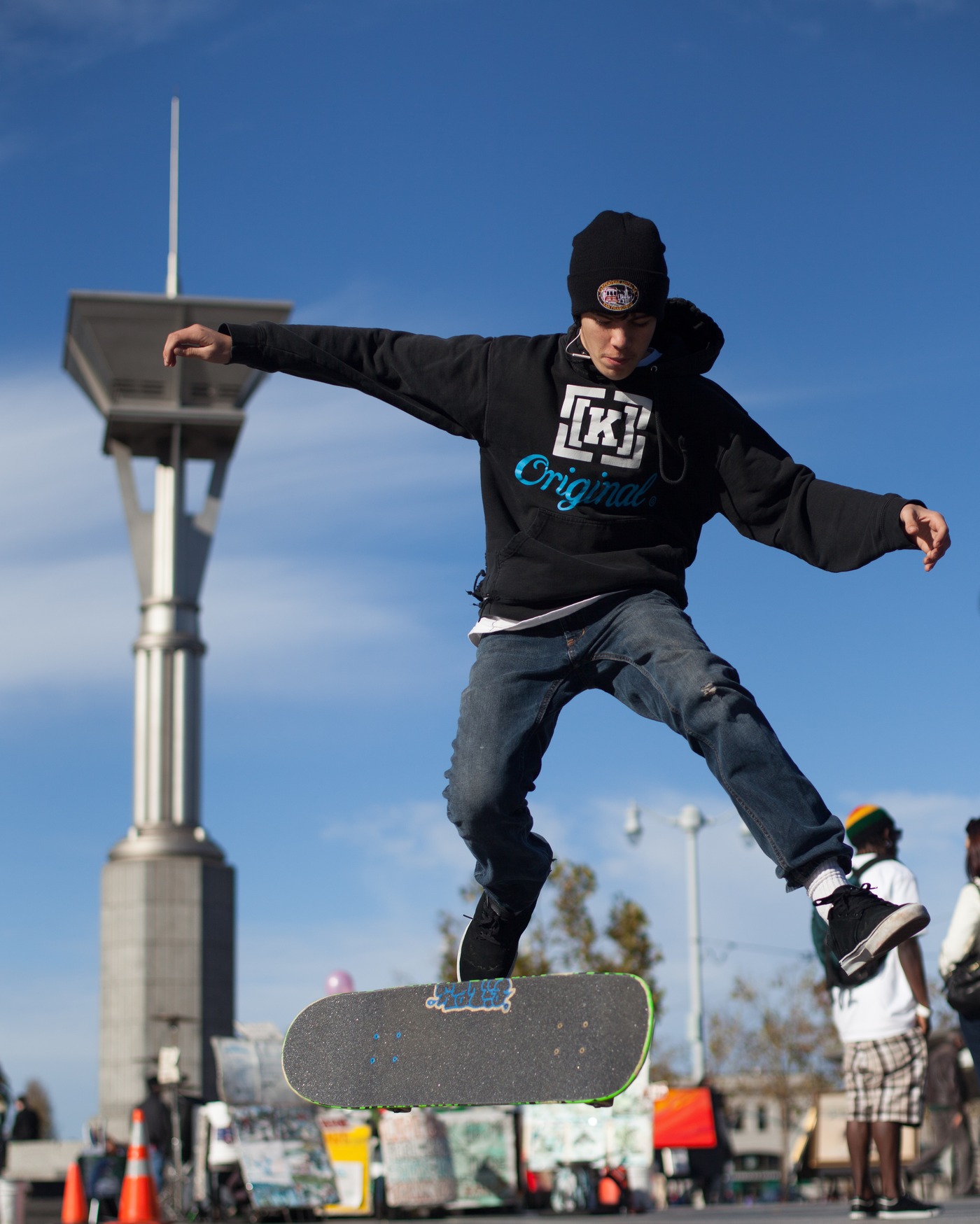 Le talon du pied avant gratte le bord de la planche pour déclencher le flip