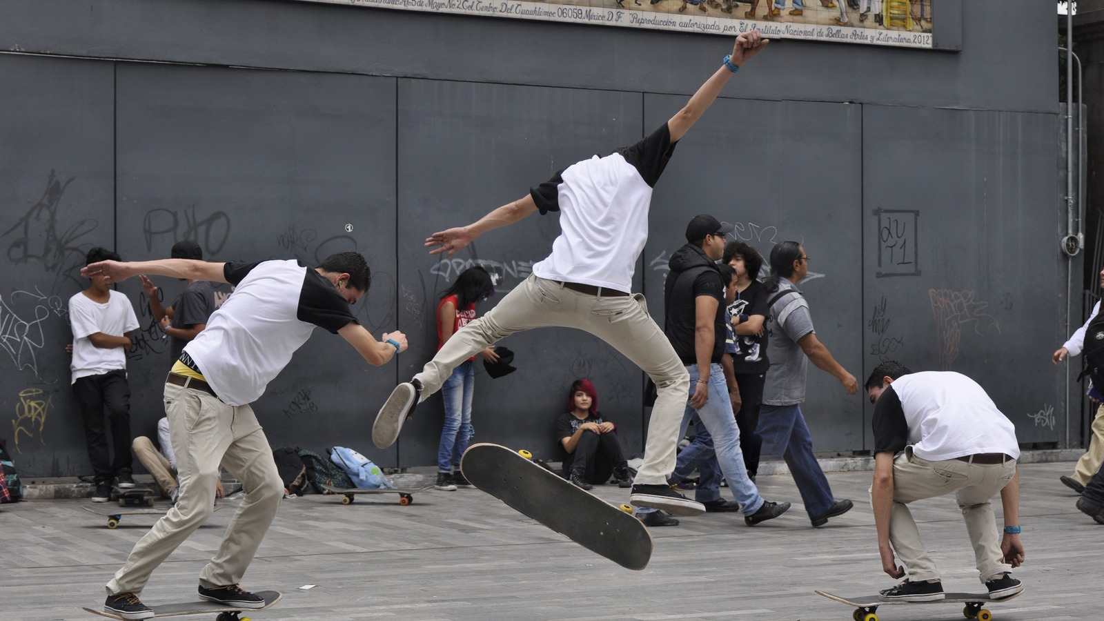 La planche part en biais et fuse sous le skateur pendant un varial heelflip raté