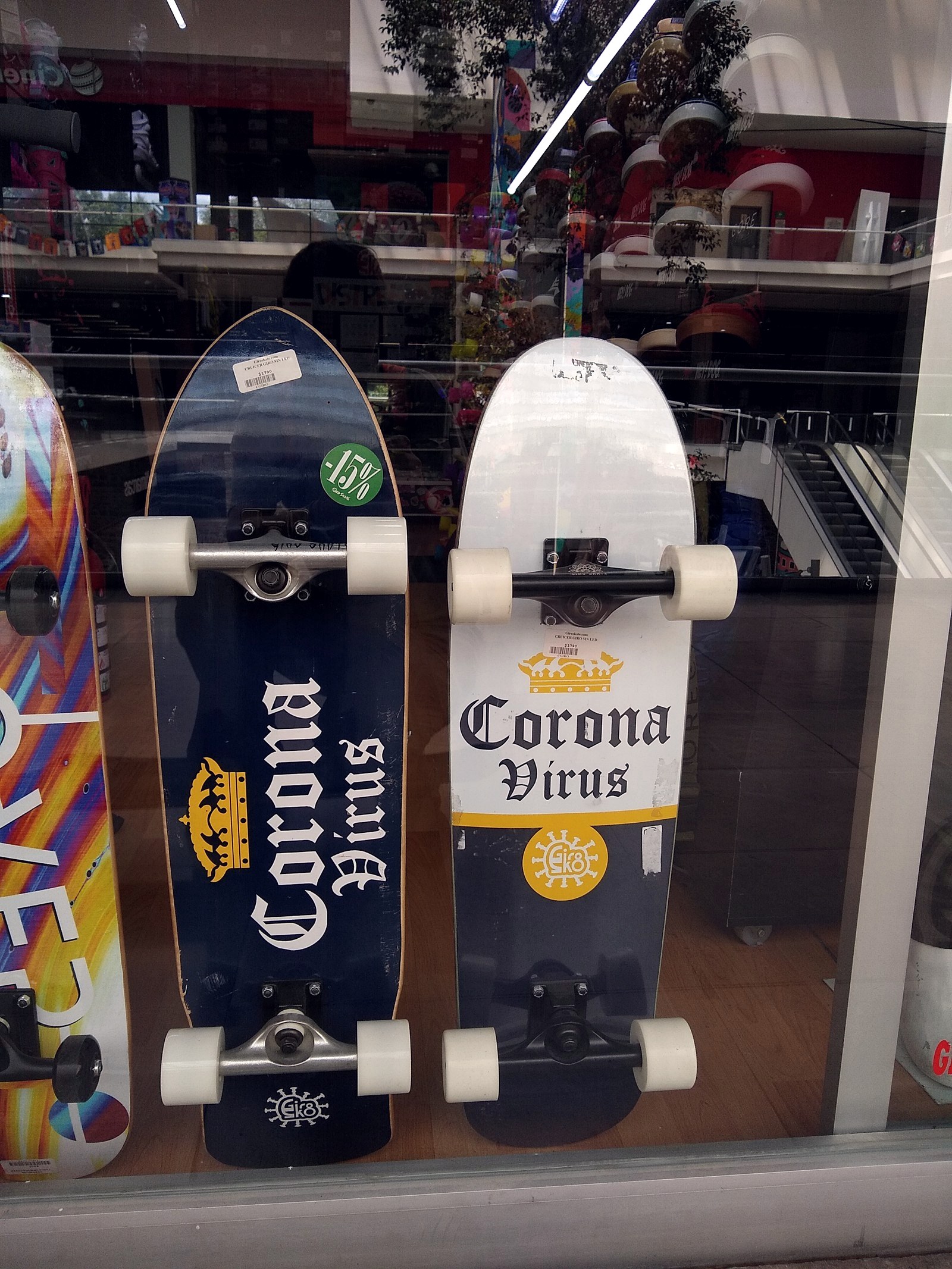 Vitrine de skateshop photographiée en 2021, étiquettes de prix visibles sur deux planches