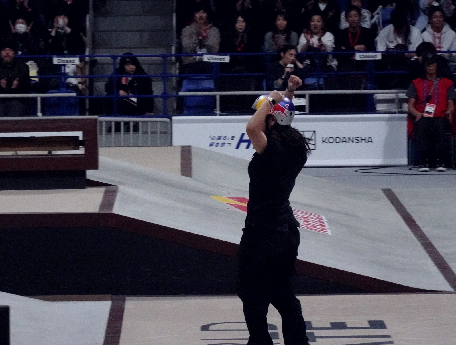 Yumeka Oda bras levés devant le public après son run au Championnat du monde de street 2023 à Tokyo