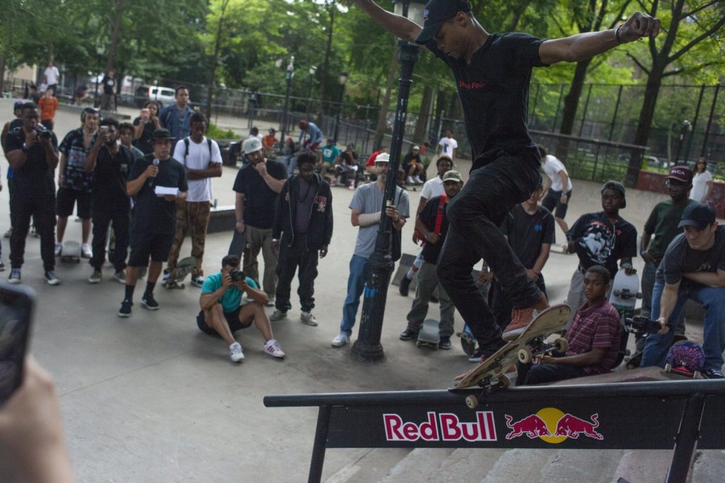 Andre Beverly en frontside crooked grind : un seul truck porte, le nose dans le vide