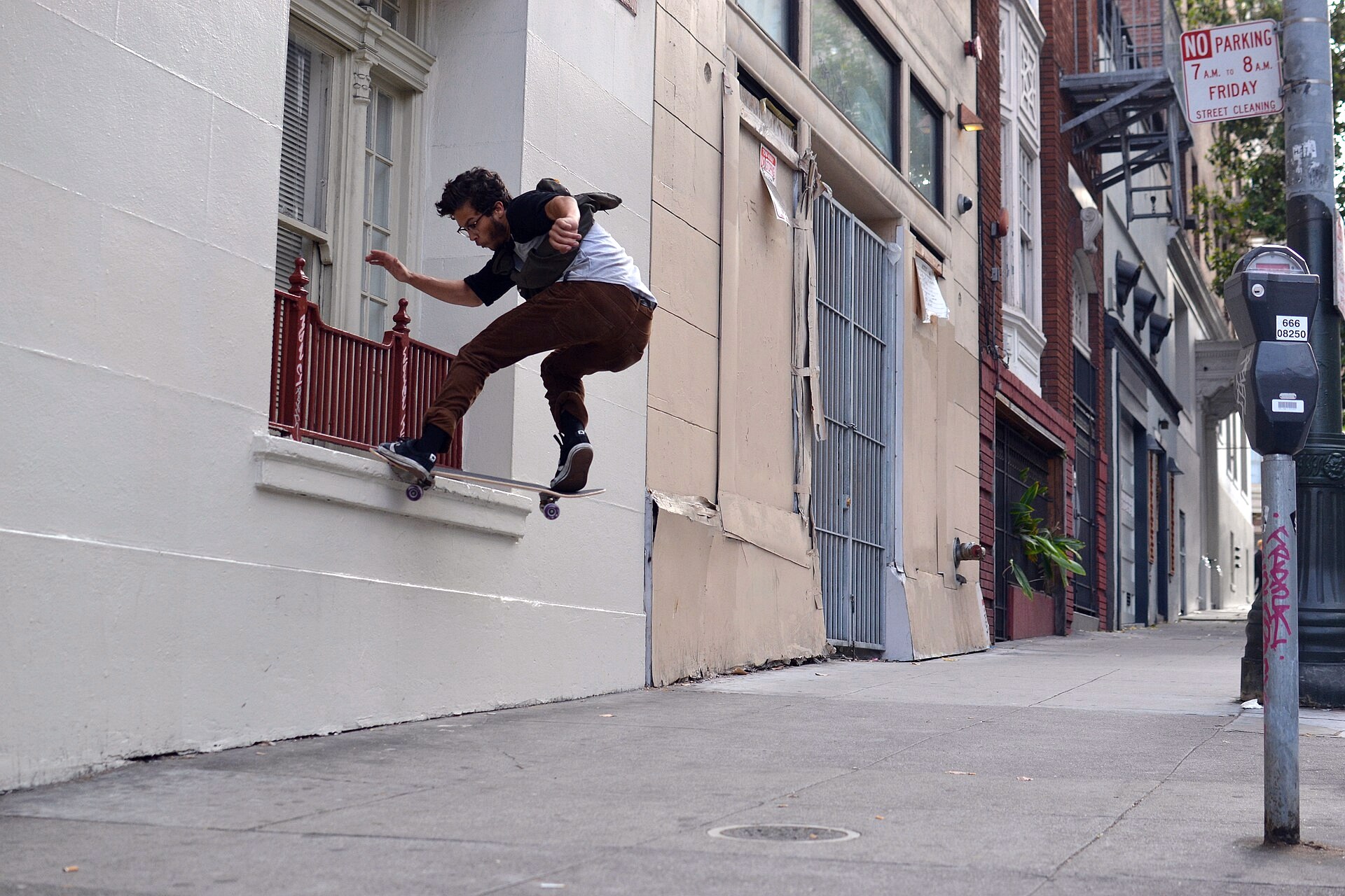 Skateur en boardslide sur un rebord dans une rue en pente de San Francisco, la ville d’où Anti Hero n’a jamais bougé