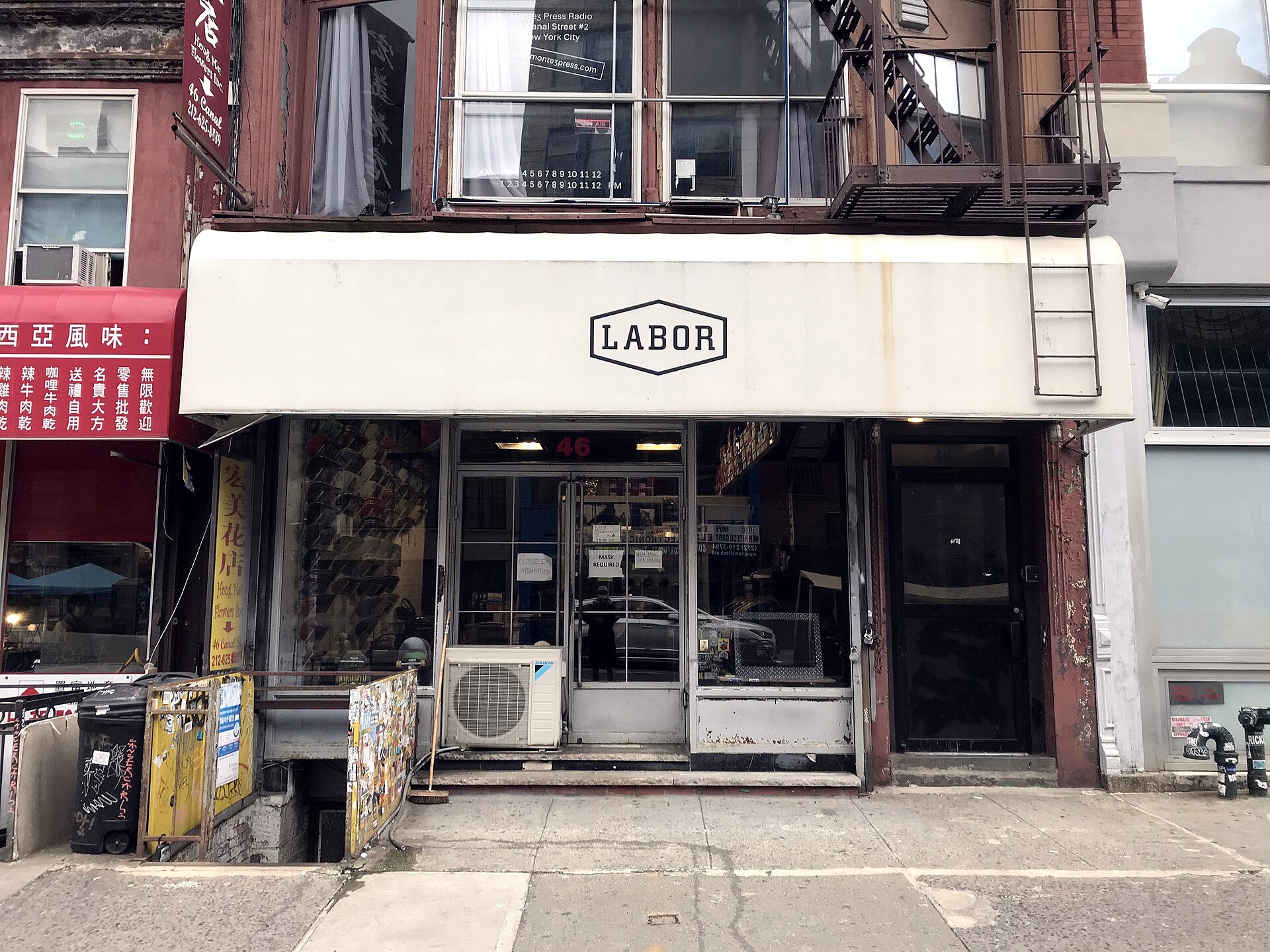 Devanture du skateshop indépendant Labor sur Canal Street à New York, decks alignés en vitrine