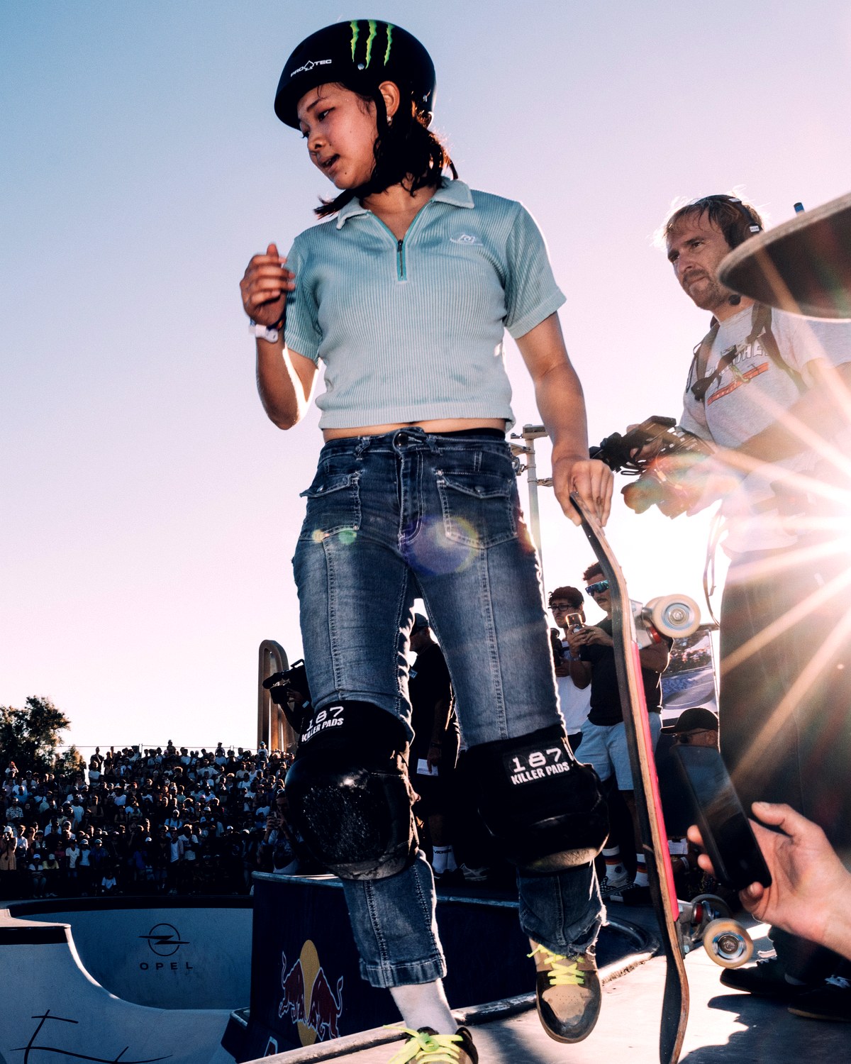 Mizuho Hasegawa, 15 ans, en haut d'un bowl avant son run — l'or du park aux Asian Games 2026