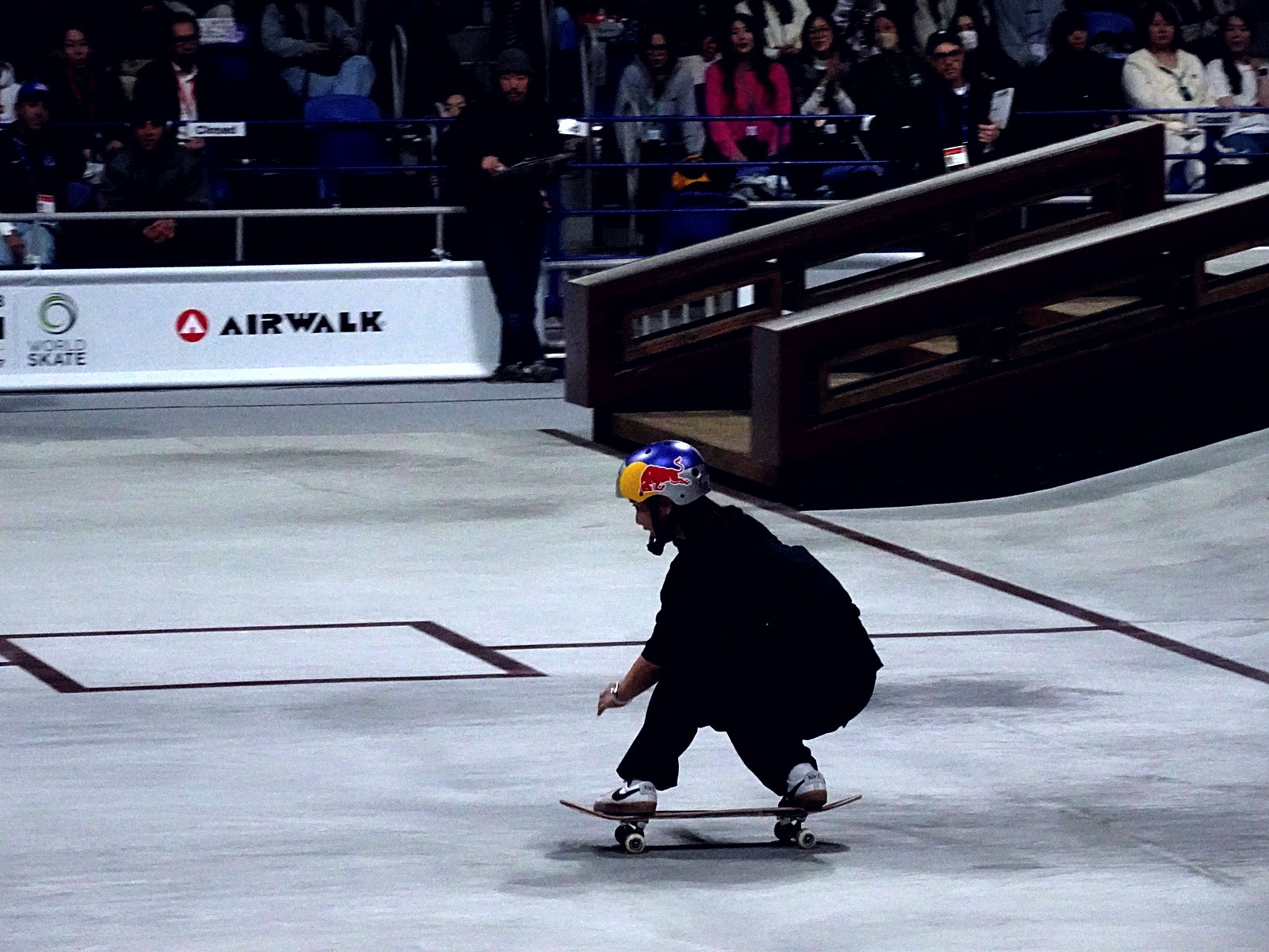 Yumeka Oda accroupie sur sa planche pendant son run en finale mondiale street, favorite japonaise des Asian Games 2026