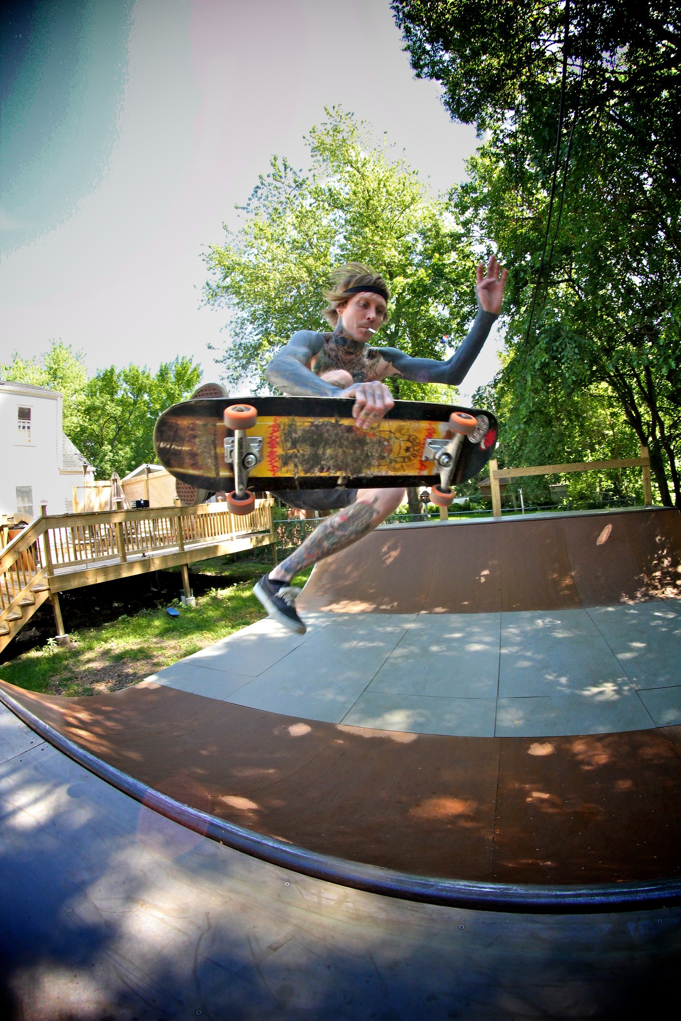 Boneless en mini-rampe : la main attrape la planche pendant que le pied avant se pose au sol