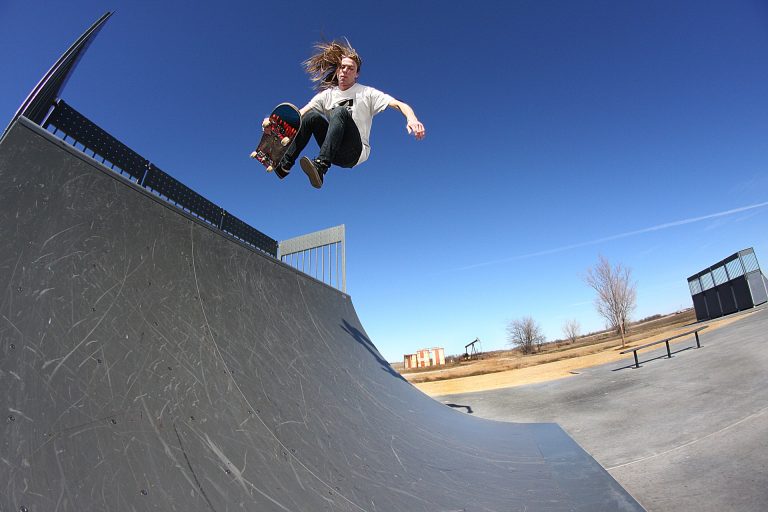Le boneless a plus de 40 ans et il revient partout : comment on le rentre proprement ?