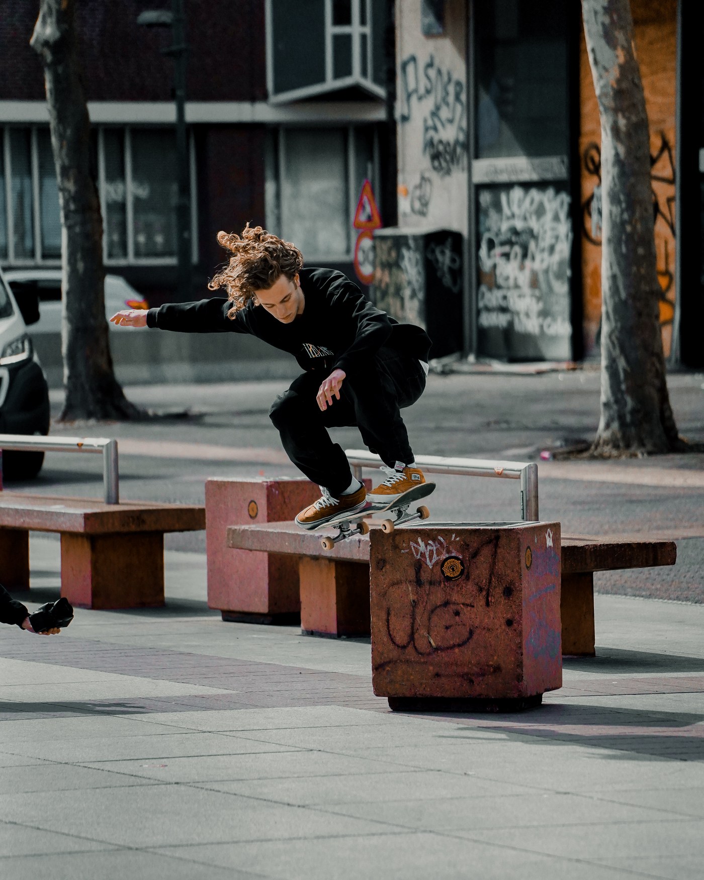 Le boneless revient partout, y compris en rue : un skateur passe par-dessus un module urbain