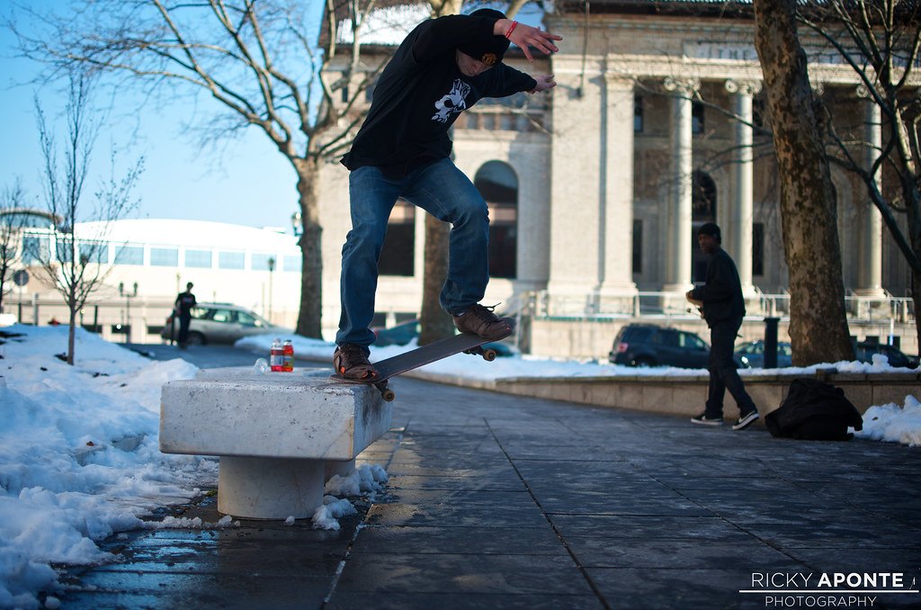 Crooked grind sur ledge : tout le poids plaqué sur le pied avant, au-dessus du truck qui grind