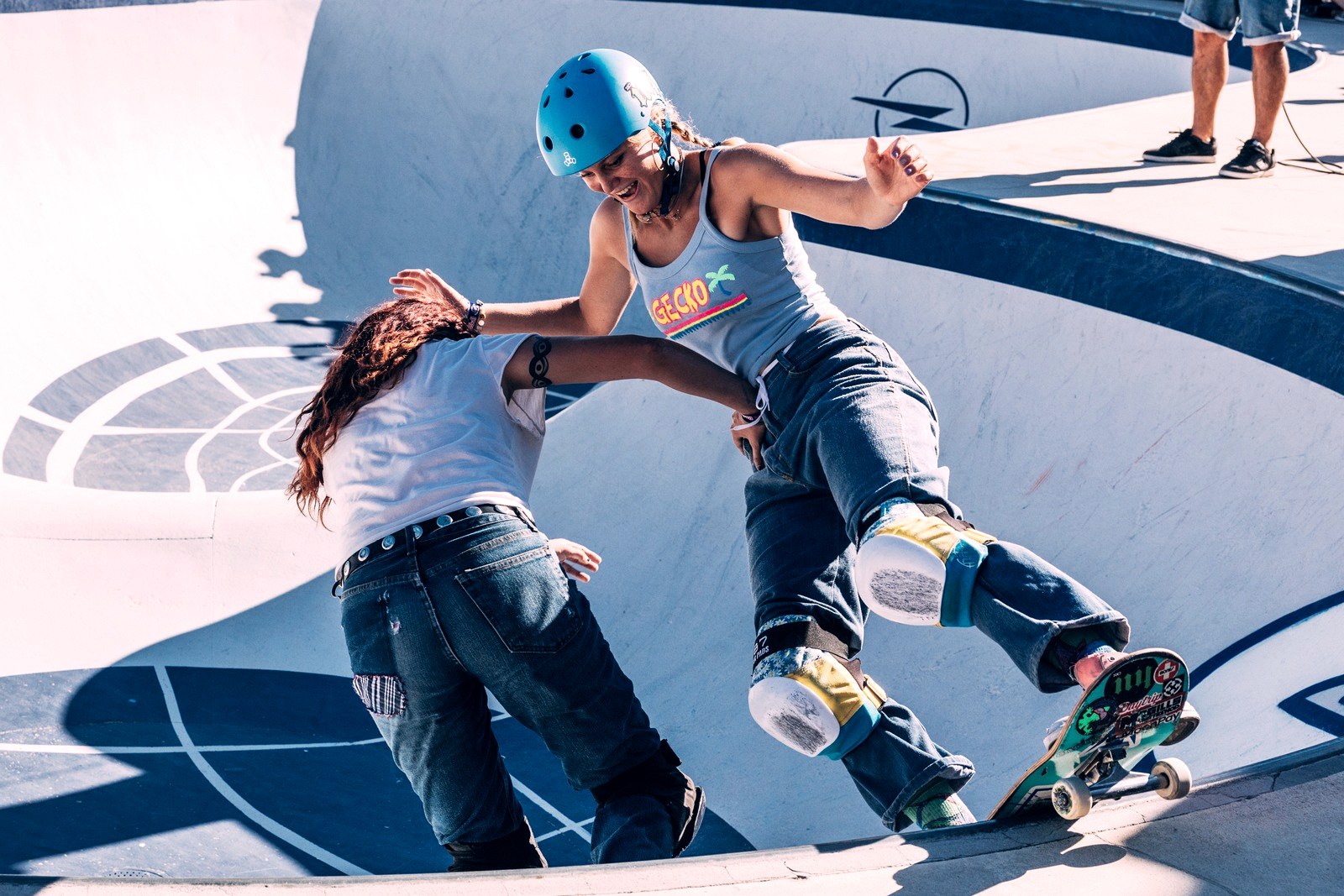 Deux skateuses du circuit park éclatent de rire dans le bowl, l'ambiance des contests que Sky Brown ne quitte plus