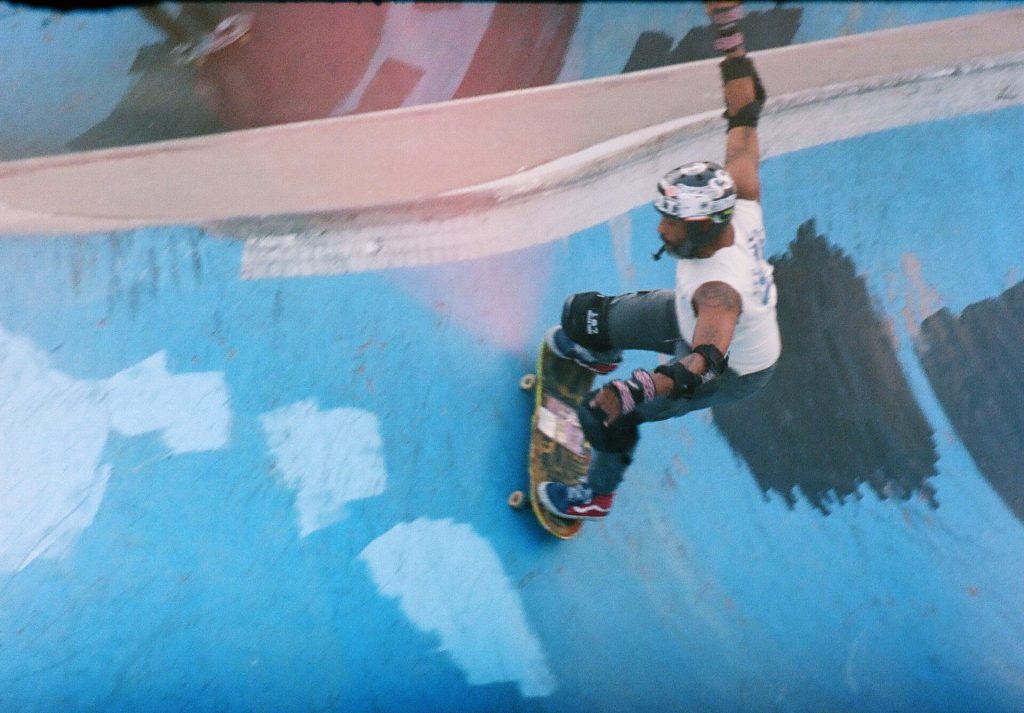 Skateur casqué et protégé qui carve le bowl de Millennium Skate Park à New York, casque bien calé sur le front
