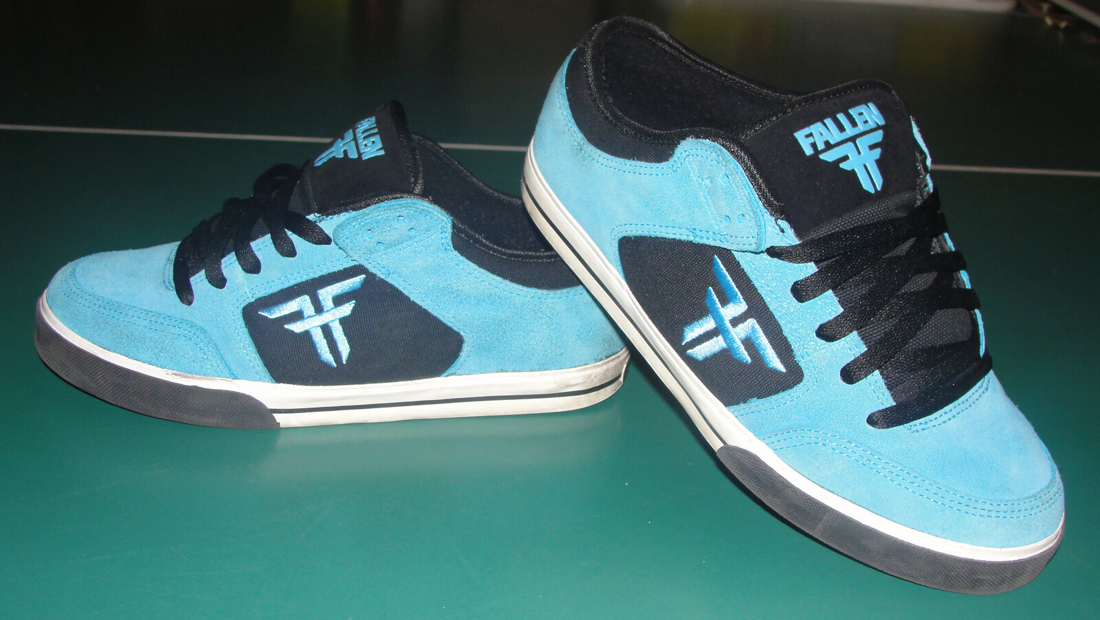 Paire de chaussures de skate Fallen en daim bleu sur semelle cupsole
