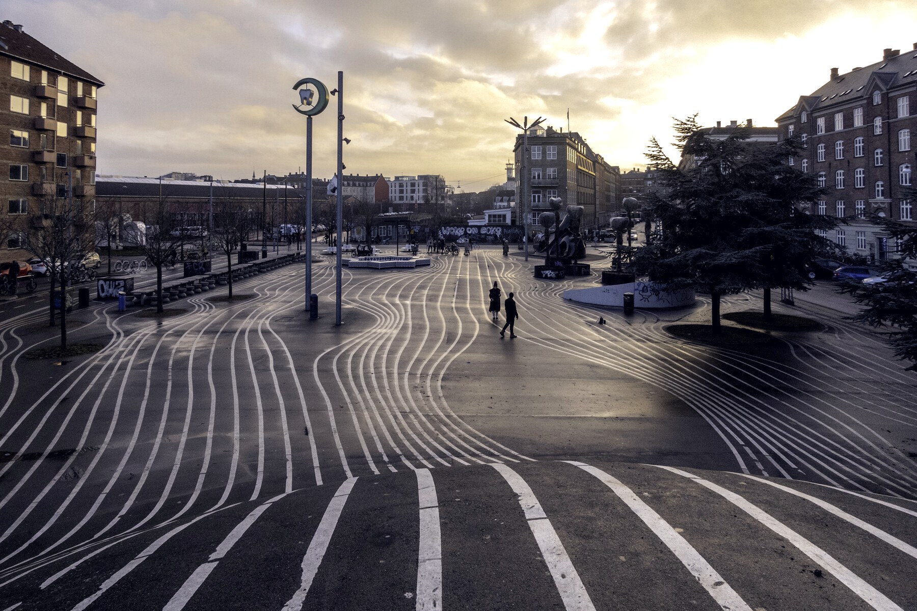 Copenhague dessine ses places avec les skateurs : pourquoi la France s&rsquo;arrête à 666 m² de bitume ?