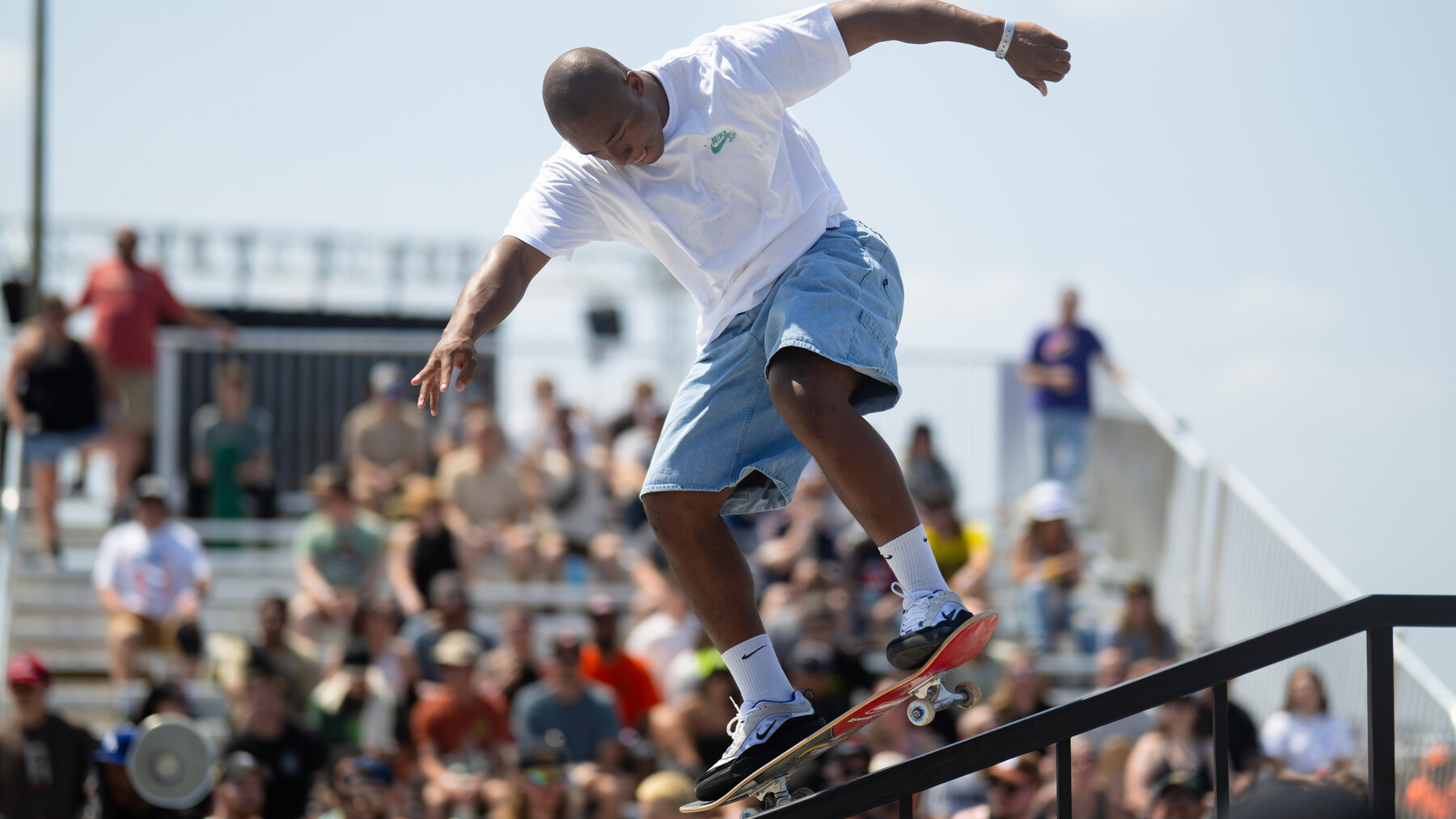 Cordano Russell, vainqueur du SLS Rio 2026, en slide sur un rail pendant une manche de Street League