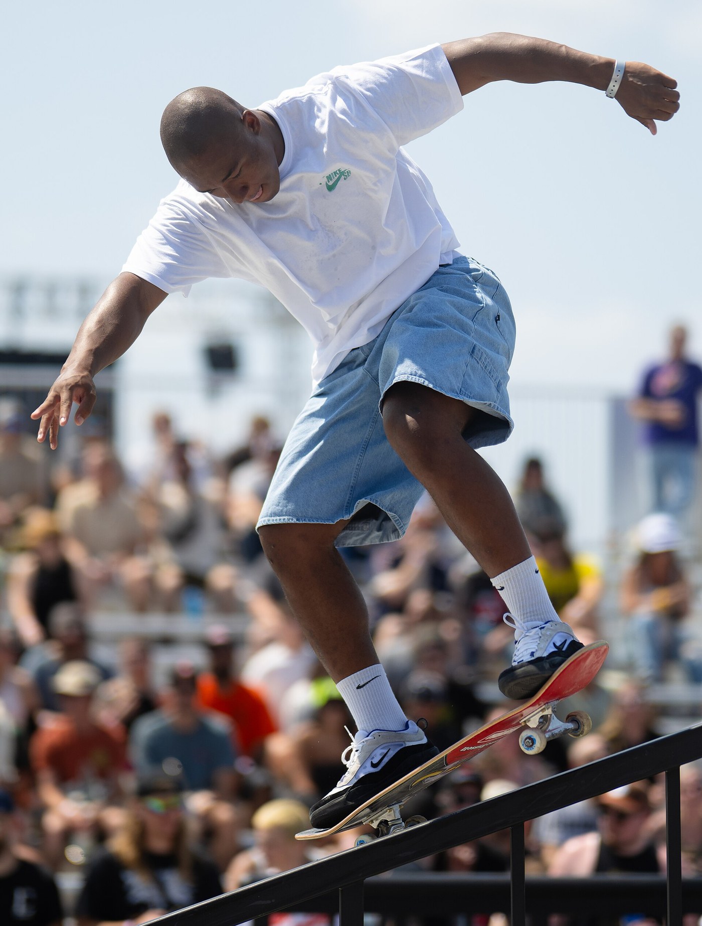 Cordano Russell bloqué sur un rail pendant une étape de Street League Skateboarding