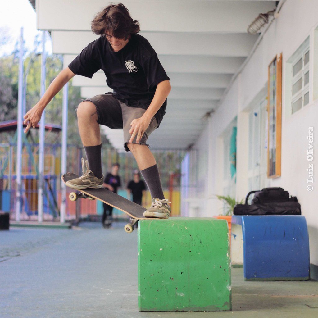 Crooked grind tenu à mi-ledge, épaules verrouillées parallèles à l'arête